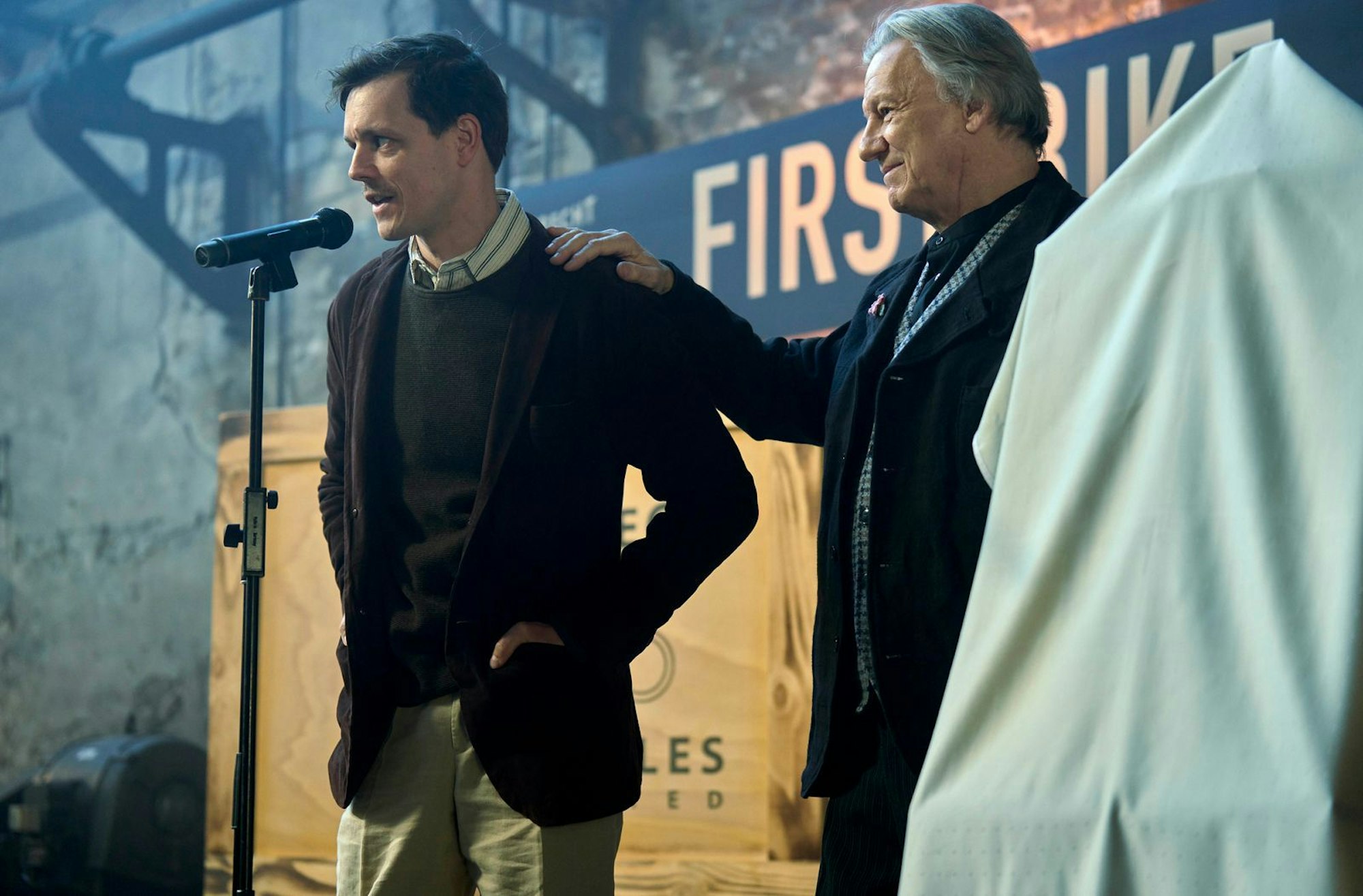Die Münsteraner Fahrradmanufaktur Hobrecht & Hobrecht ist ein traditionsreiches Familienunternehmen in fünfter Generation. Seniorchef Kurt Hobrecht (Hannes Hellmann, rechts) hatte die Geschäftsleitung erst kürzlich an seinen Sohn Konstantin Hobrecht (Franz Hartwig) übergeben. (Bild: WDR/Frank Dicks)