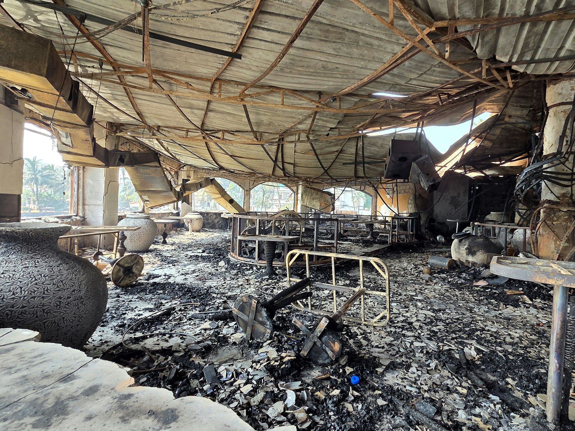 Ein großer Raum ist ausgebrannt, auf dem Boden liegen verkohlte Rest.