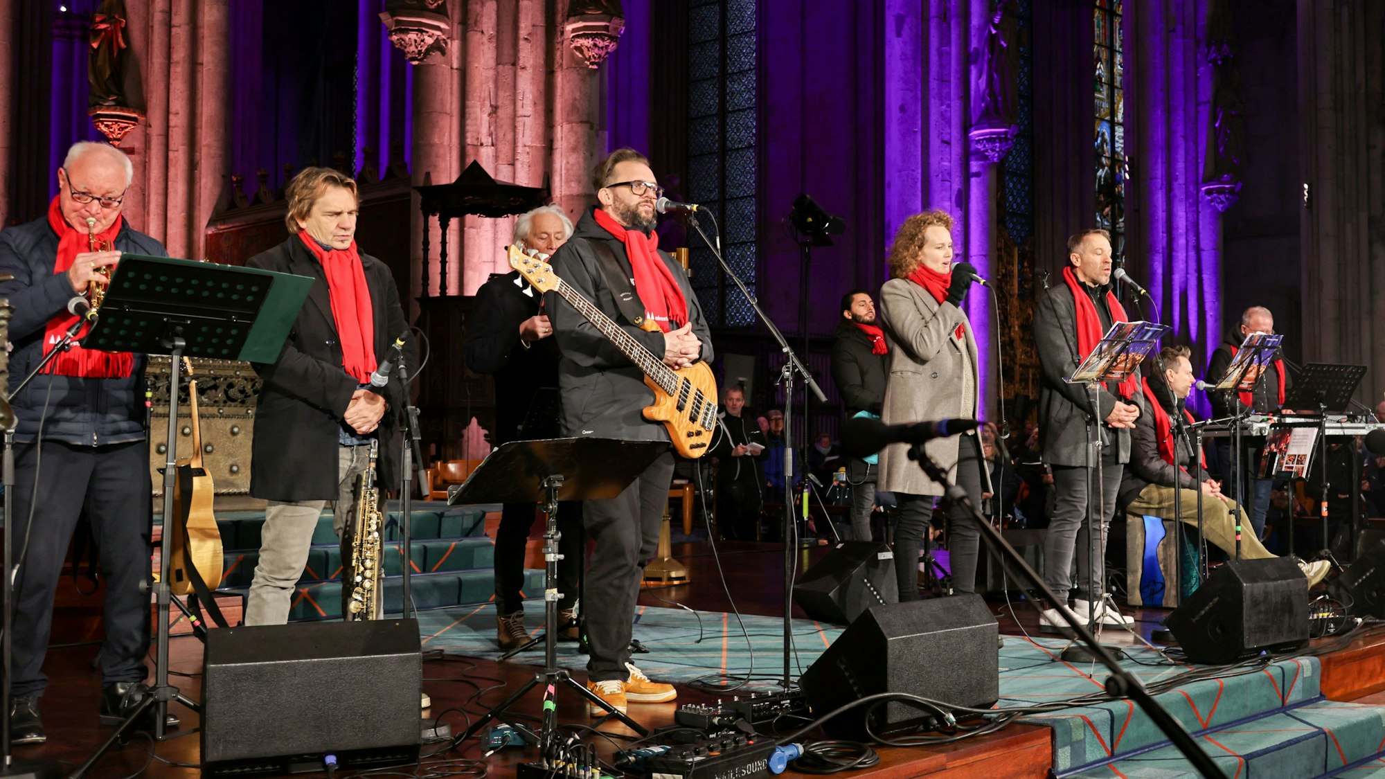 Die Höhner spielen im Kölner Dom.
