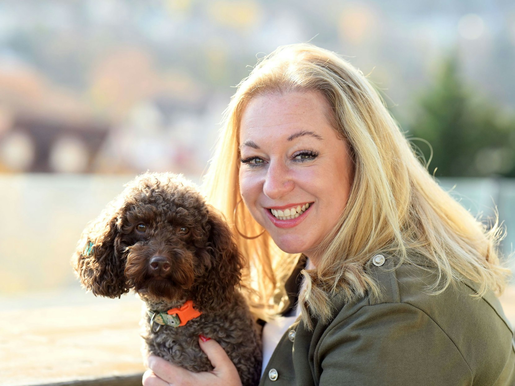 Rebecca Siemoneit-Barum, aufgenommen auf einer Terrasse an ihrer Arbeitsstätte zusammen mit ihrem Hund, dem drei Jahre alten Pudel Cosmo.
