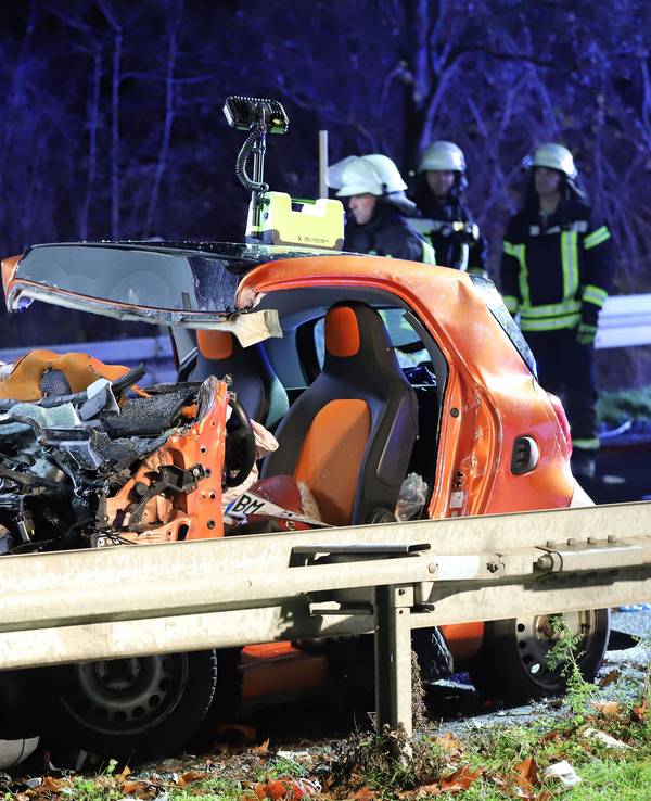 Ein Auto ist unter einem Lkw-Auflieger eingequetscht und wurde völlig zerstört.