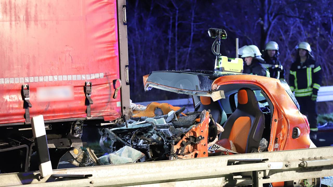 Ein Auto ist unter einem Lkw-Auflieger eingequetscht und wurde völlig zerstört.