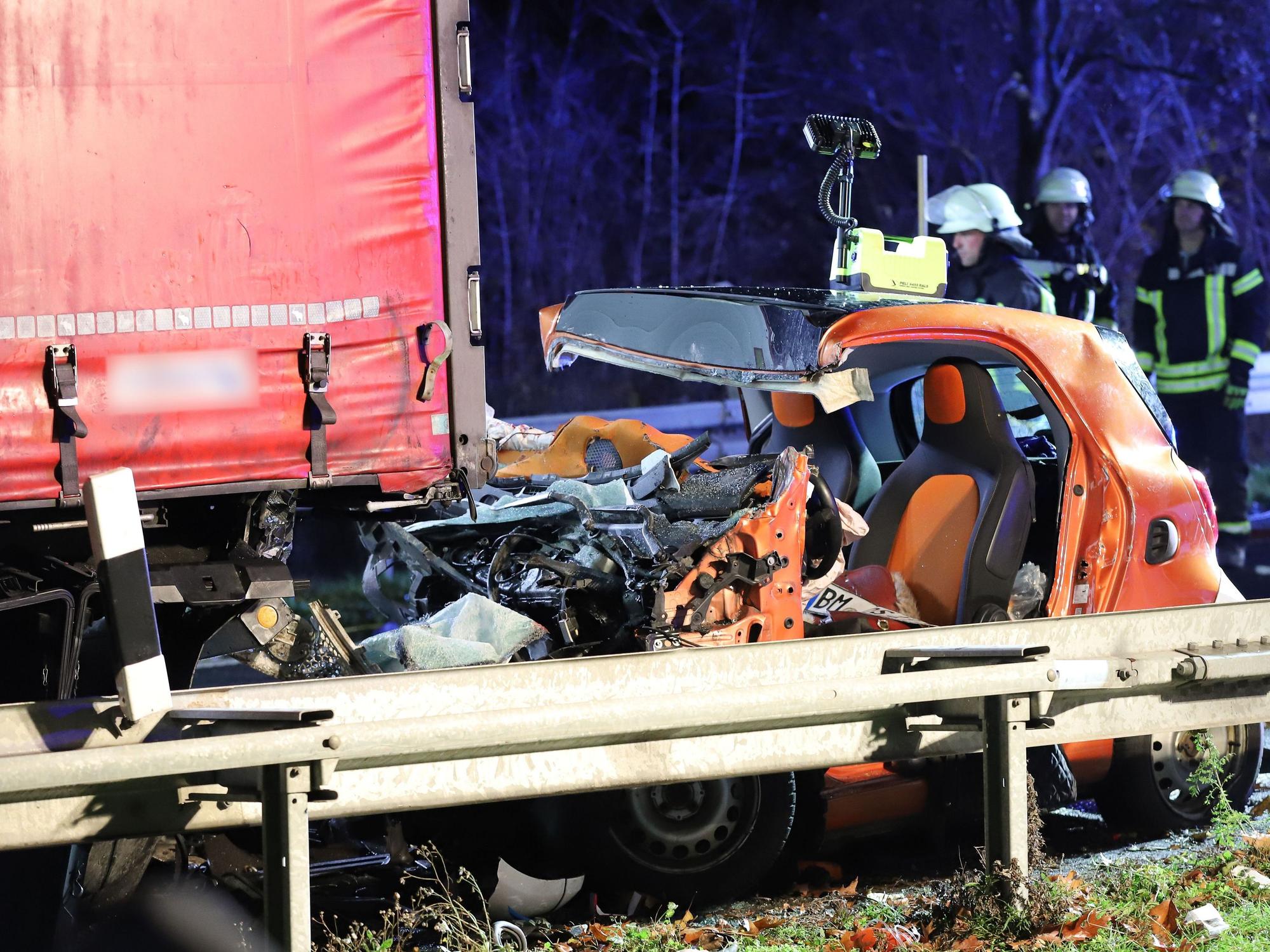 Ein Auto ist unter einem Lkw-Auflieger eingequetscht und wurde völlig zerstört.