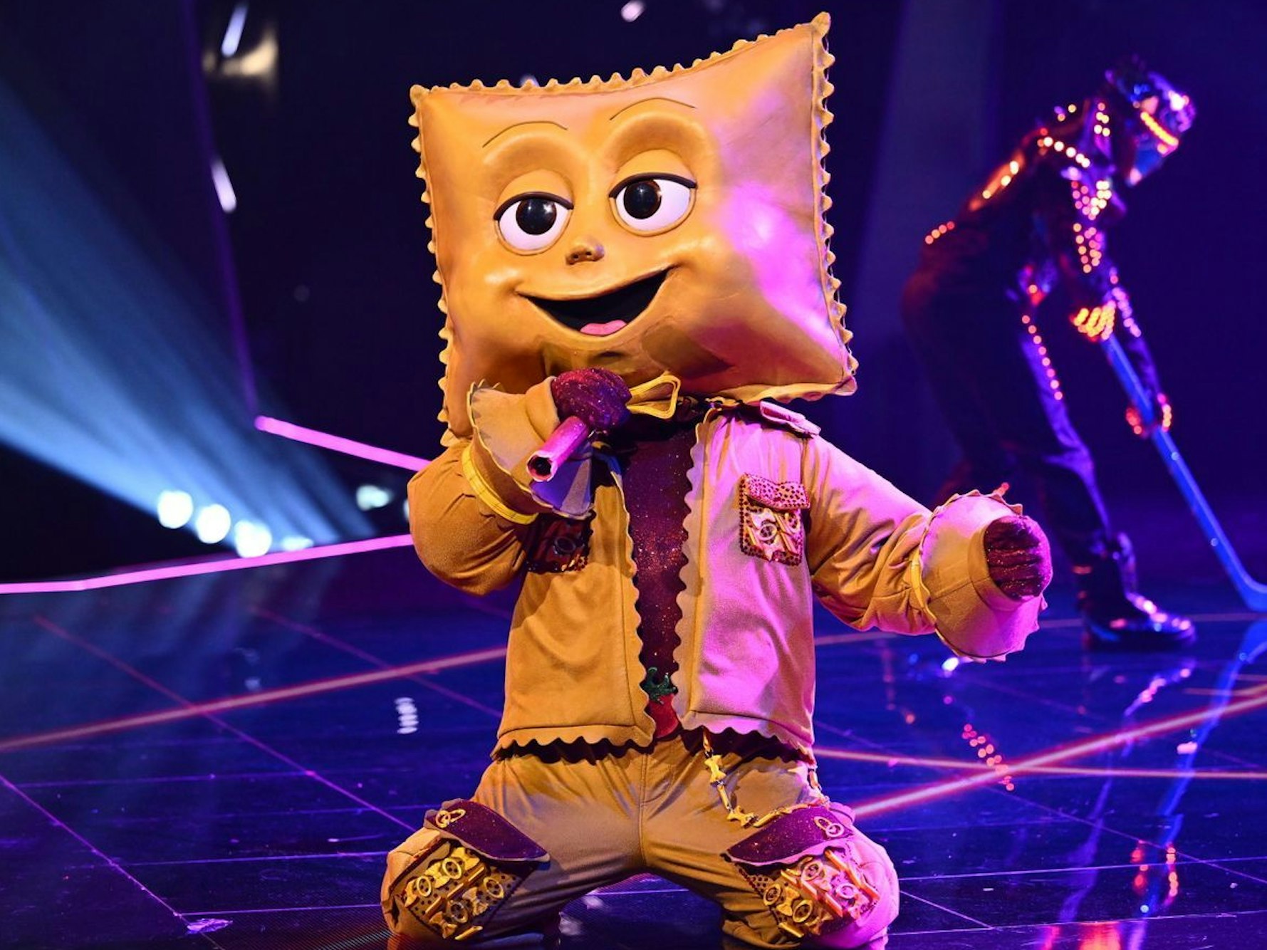 Die Mehrheit der Fans und der Ratecrew sind sich ziemlich sicher: Rave-Ioli ist Pietro Lombardi. Die Teigtasche sang „Titanium“ und „We Are The Champions“. (Bild: Joyn/Willi Weber)