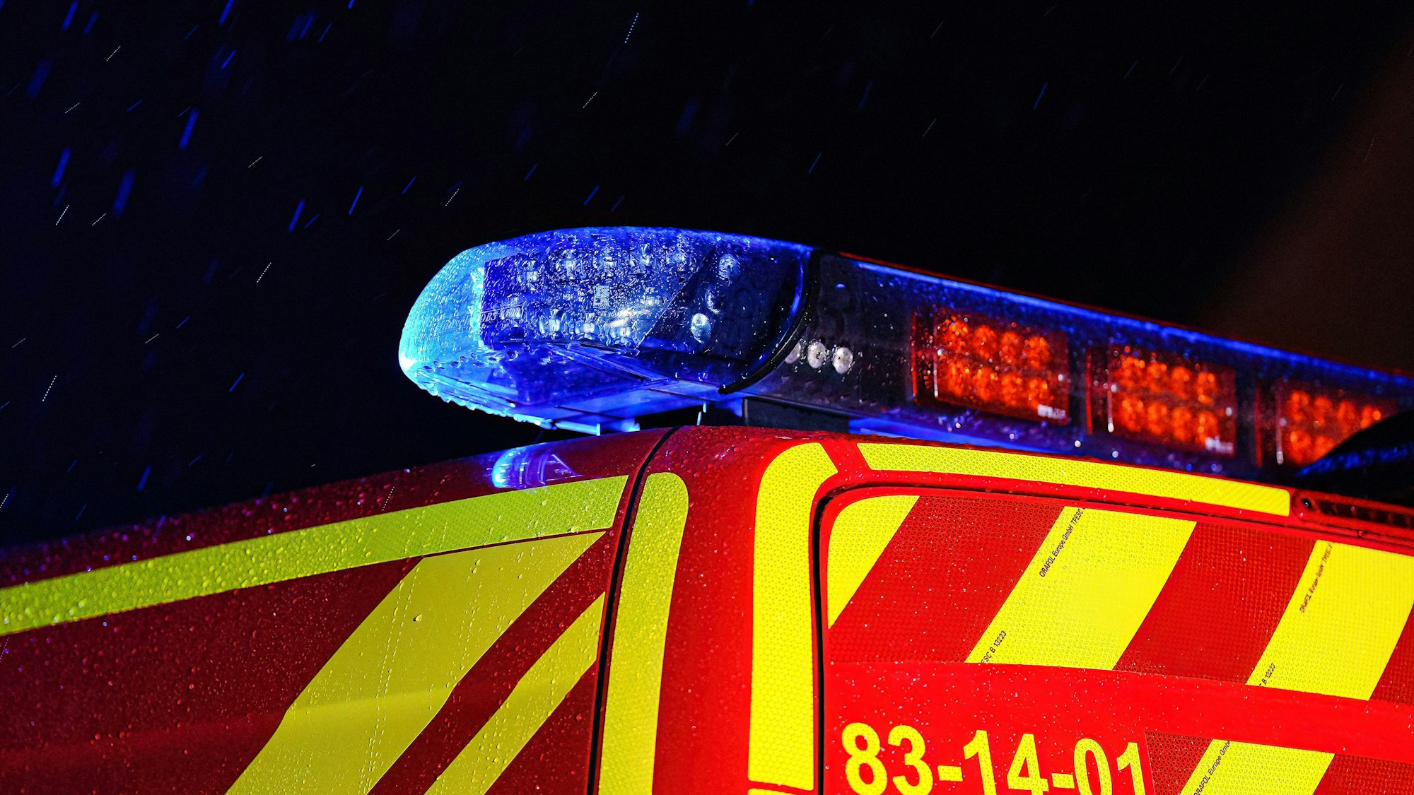 Marcel von Fehrn: Symbolfoto eines Feuerwehrautos mit Blaulicht bei Nacht und Regen