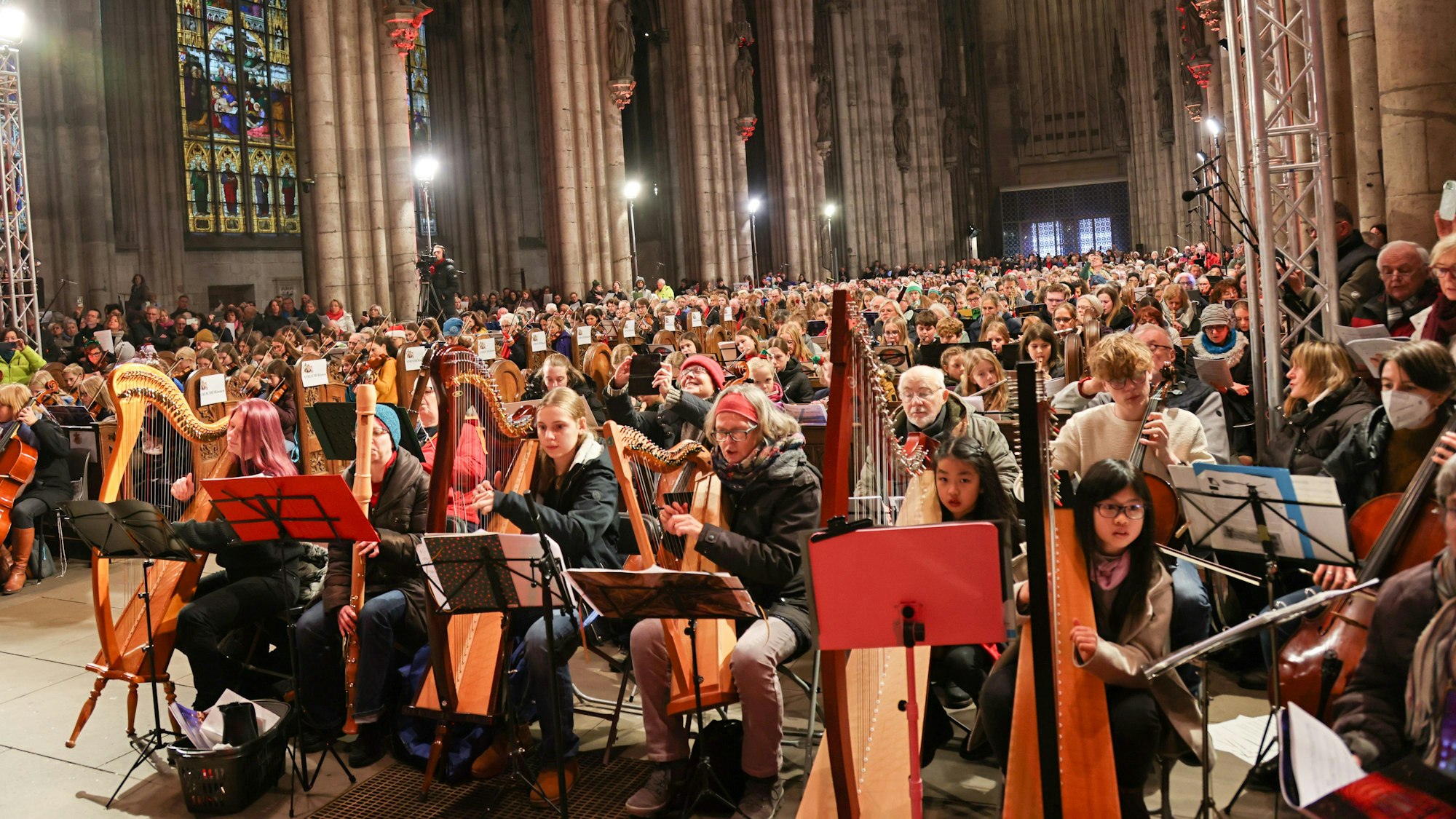 Der Dom beim Adventmitspielkonzert der Höhner.