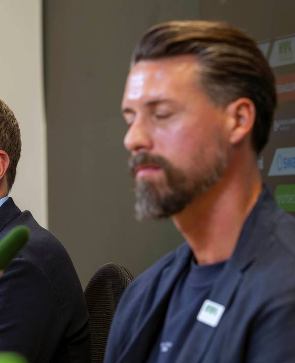 Michael Ströll und Sandro Wagner bei einer Pressekonferenz.
