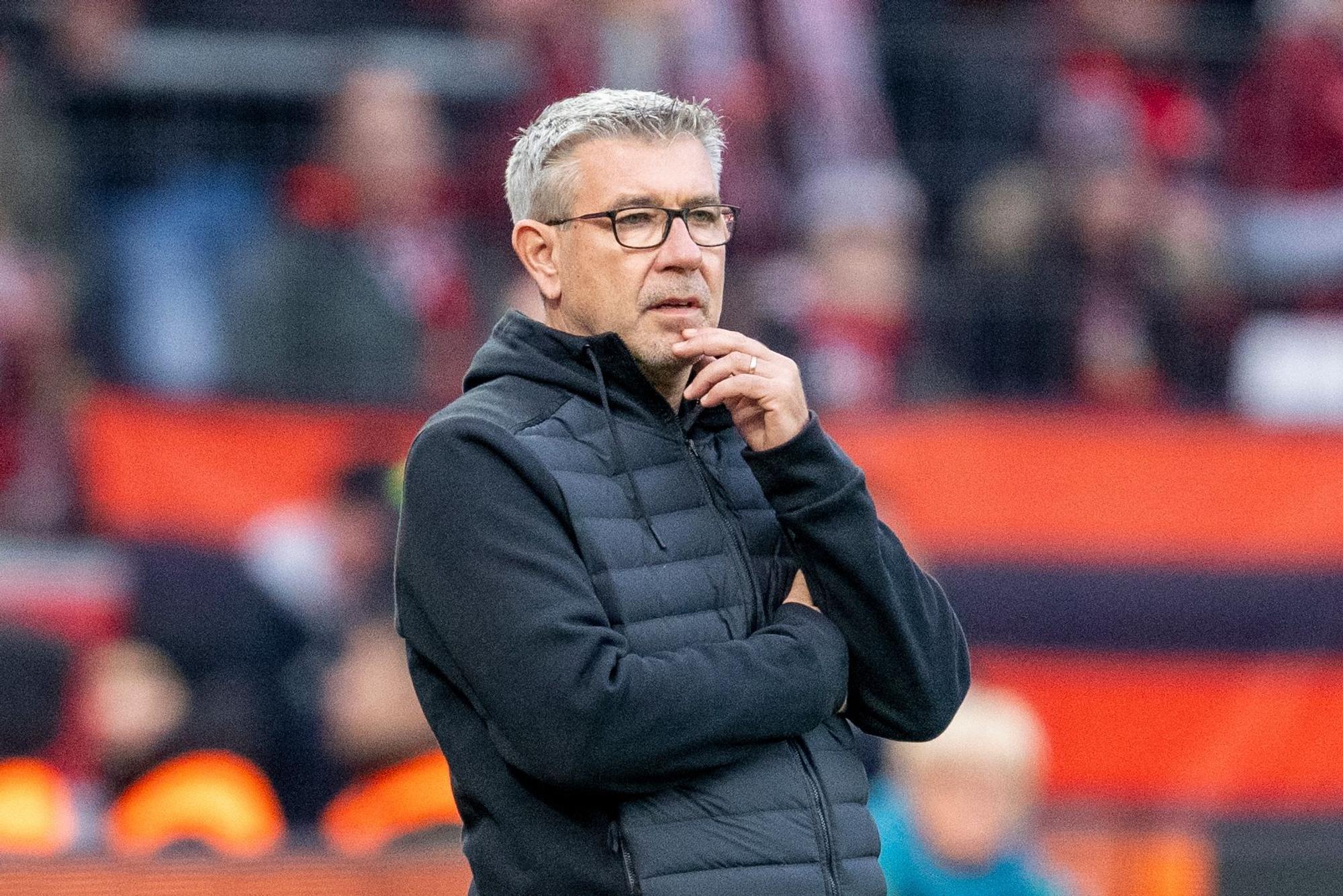 Urs Fischer steht am Seitenrand.