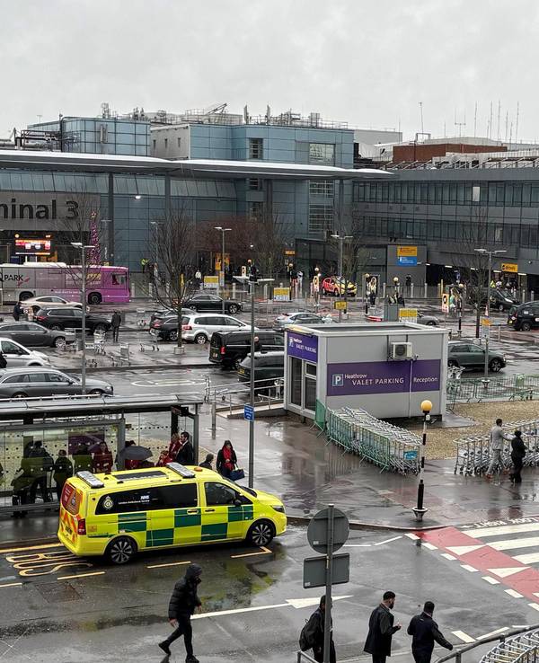 Ein Einsatzfahrzeug vor dem Terminal 3 des Flughafens Heathrow, nachdem ein Mann wegen des Verdachts der Körperverletzung festgenommen wurde.