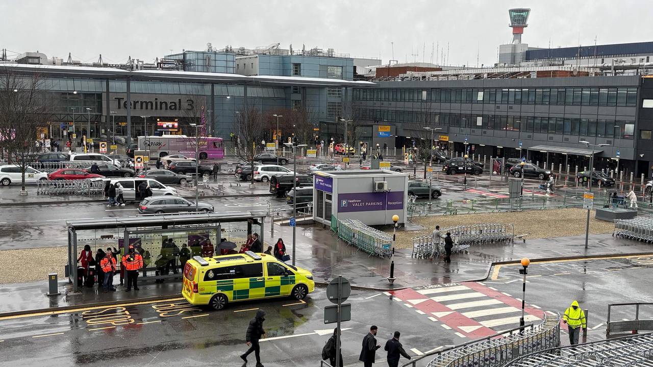 Ein Einsatzfahrzeug vor dem Terminal 3 des Flughafens Heathrow, nachdem ein Mann wegen des Verdachts der Körperverletzung festgenommen wurde.