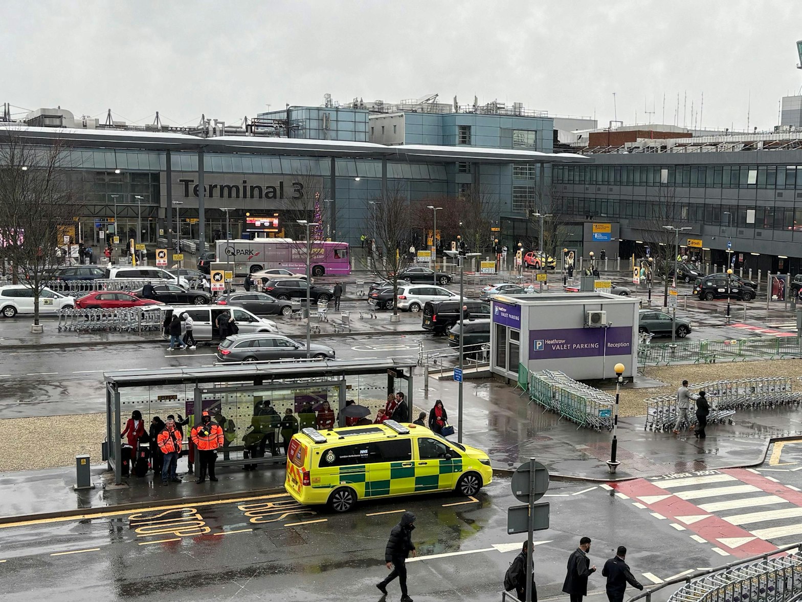 Ein Einsatzfahrzeug vor dem Terminal 3 des Flughafens Heathrow, nachdem ein Mann wegen des Verdachts der Körperverletzung festgenommen wurde.