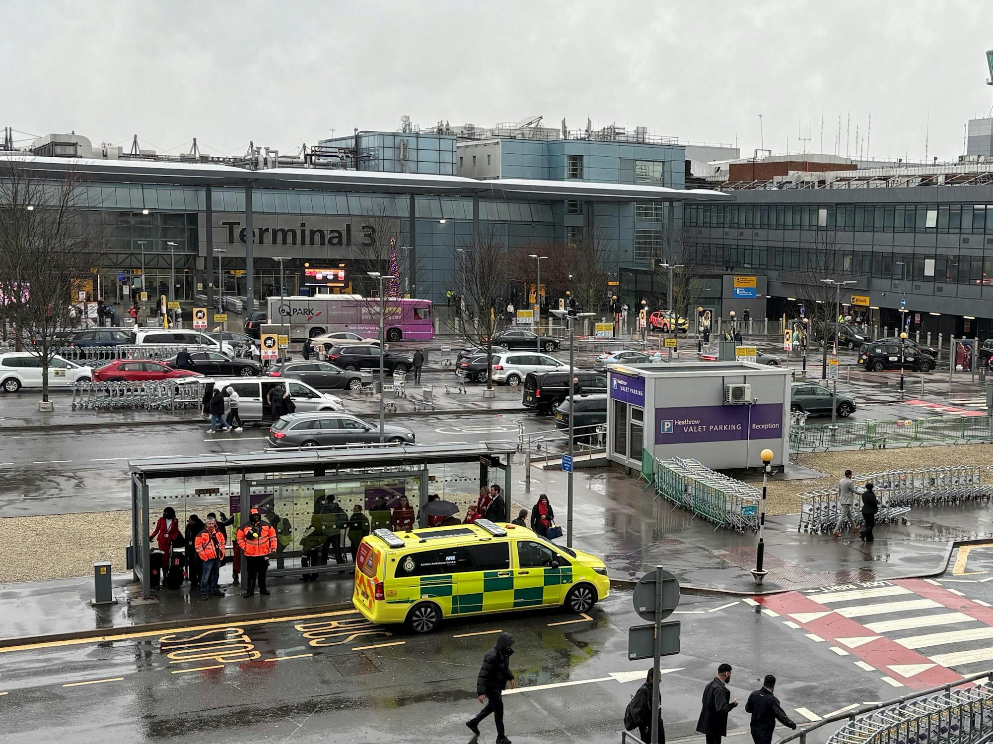 Ein Einsatzfahrzeug vor dem Terminal 3 des Flughafens Heathrow, nachdem ein Mann wegen des Verdachts der Körperverletzung festgenommen wurde.
