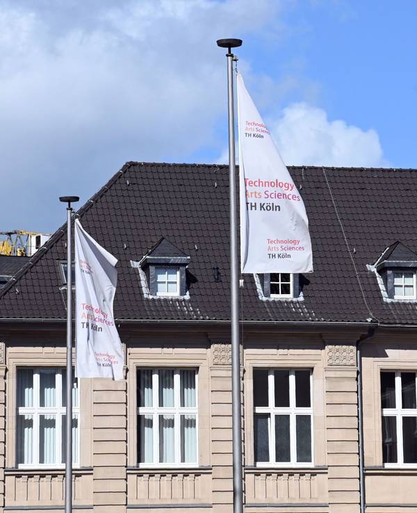 15.09.2025 Köln. Der Eingang des Hauptgebäudes der Technischen Hochschule Köln (TH Köln) in der Claudiusstraße. Foto: Alexander Schwaiger