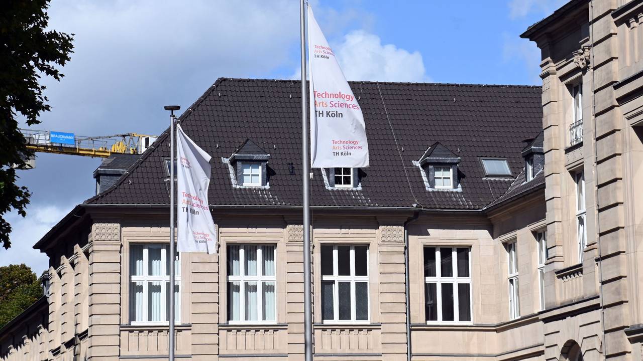 15.09.2025 Köln. Der Eingang des Hauptgebäudes der Technischen Hochschule Köln (TH Köln) in der Claudiusstraße. Foto: Alexander Schwaiger