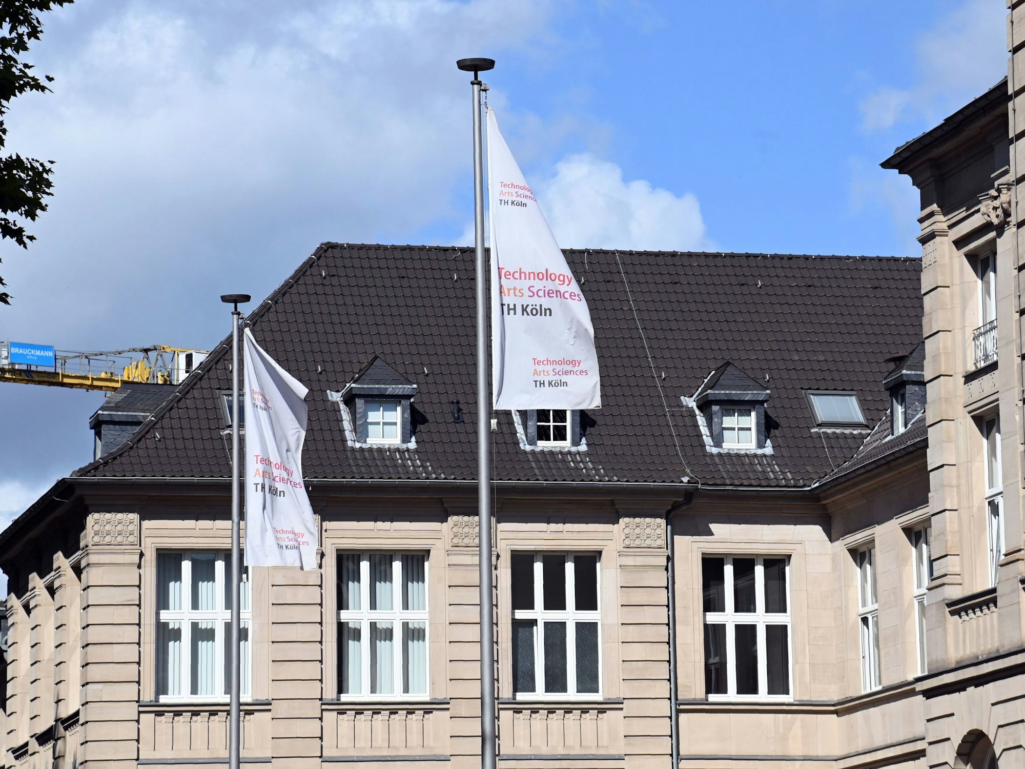 15.09.2025 Köln. Der Eingang des Hauptgebäudes der Technischen Hochschule Köln (TH Köln) in der Claudiusstraße. Foto: Alexander Schwaiger