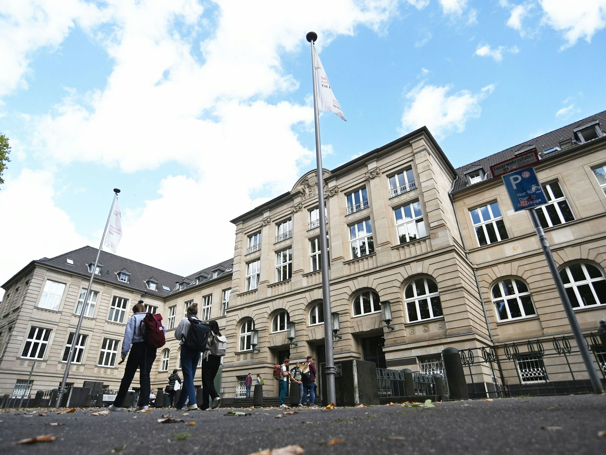 Der Eingang des Hauptgebäudes der Technischen Hochschule Köln (TH Köln) in der Claudiusstraße.