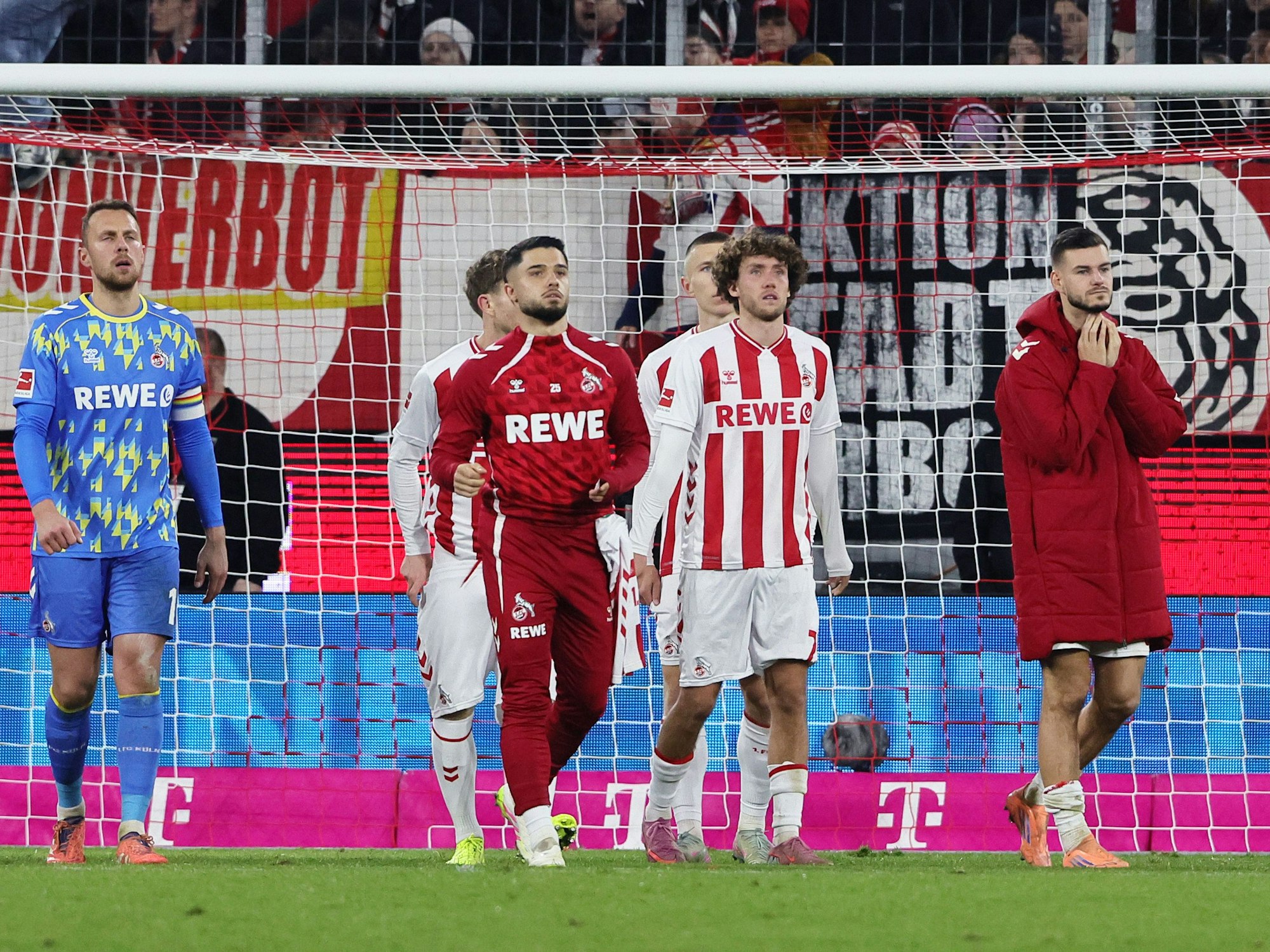 Hängende Köpfe beim FC nach dem Unentschieden gegen St. Pauli.