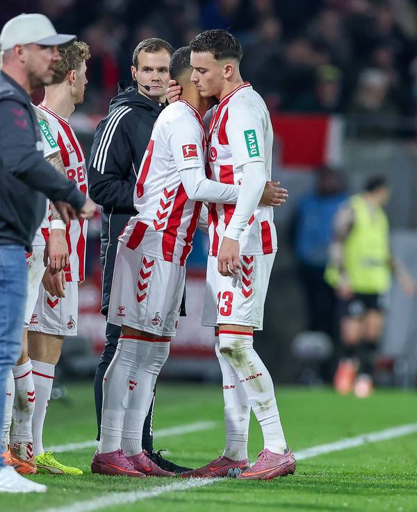 Said El Mala wird beim 1. FC Köln für Linton Maina ausgewechselt. Daneben steht Trainer Lukas Kwasniok.