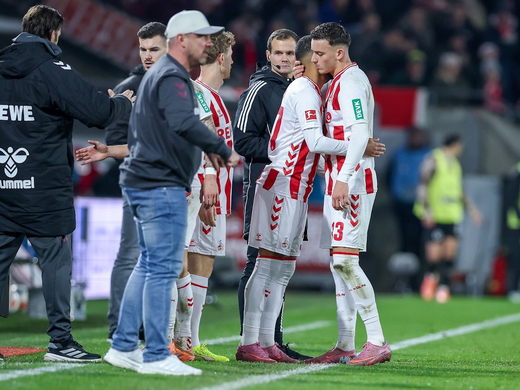 Said El Mala wird beim 1. FC Köln für Linton Maina ausgewechselt. Daneben steht Trainer Lukas Kwasniok.