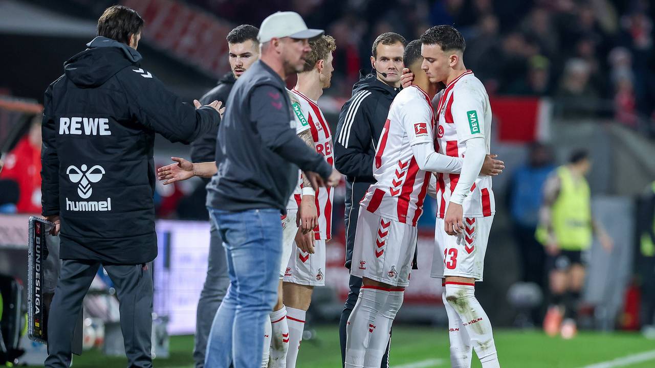 Said El Mala wird beim 1. FC Köln für Linton Maina ausgewechselt. Daneben steht Trainer Lukas Kwasniok.