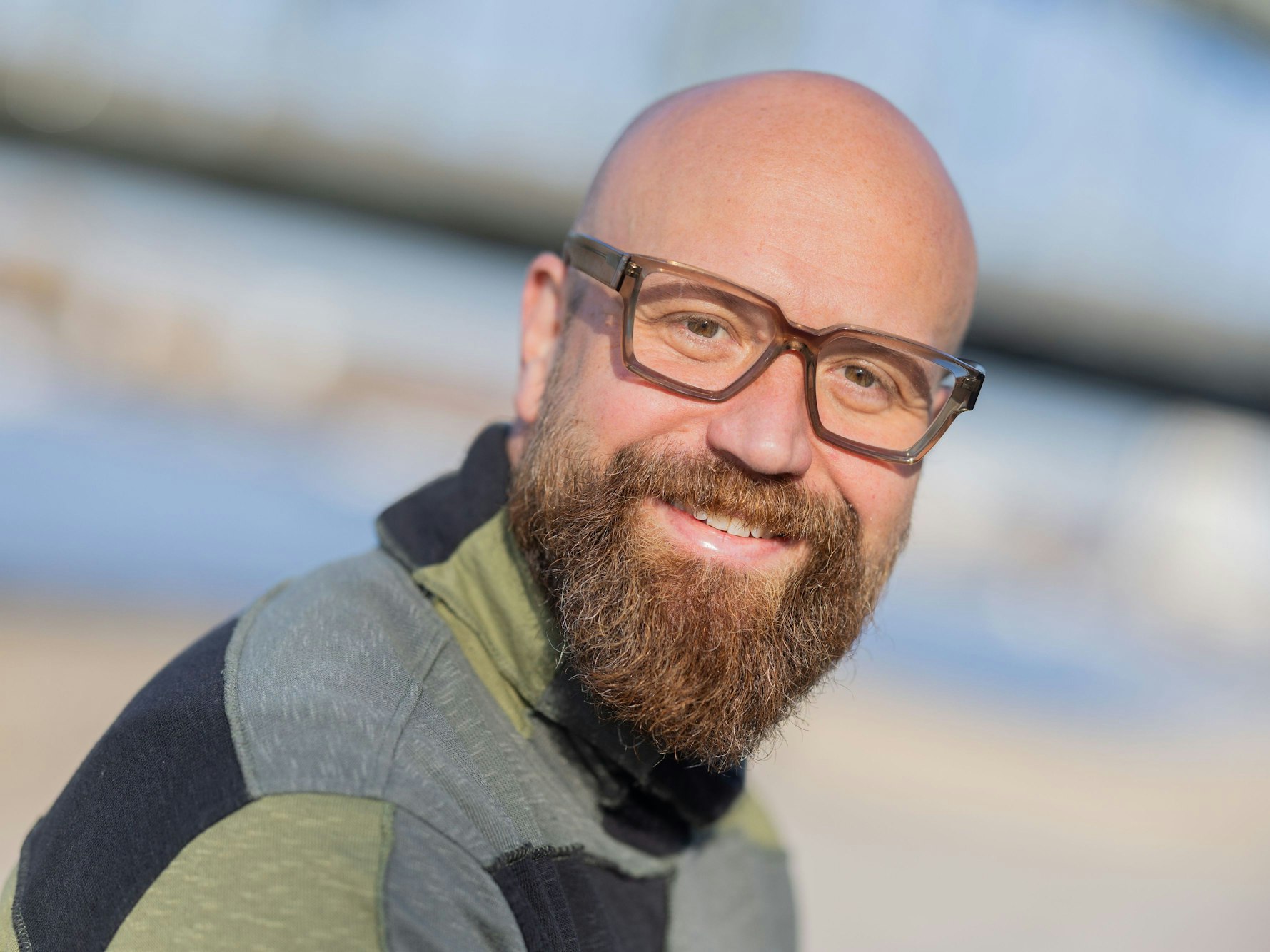 Moritz A. Sachs sitzt am Rheinufer.