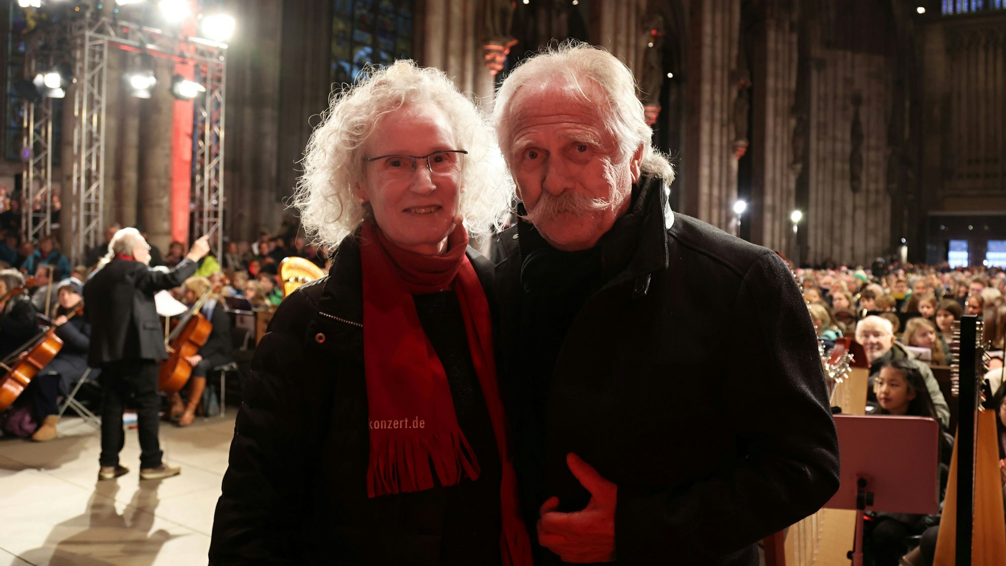 Petra Dierkes zusammen mit Henning Krautmacher im Dom.