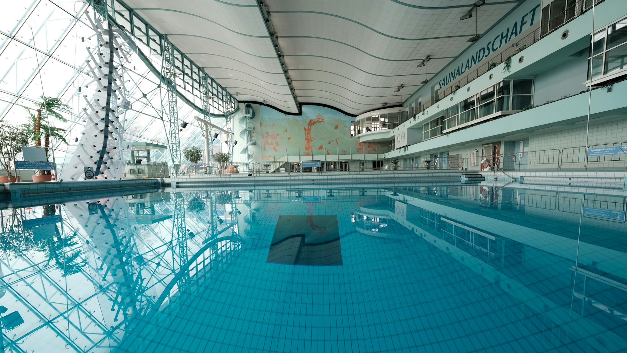 Ein leeres Schwimmbecken im Agrippabad.