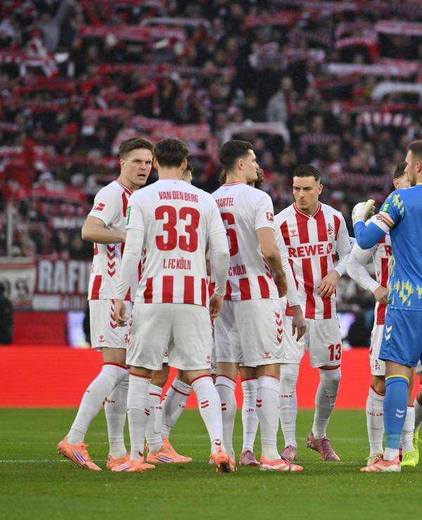 Der Kölner Spielerkreis vor dem Anpfiff.