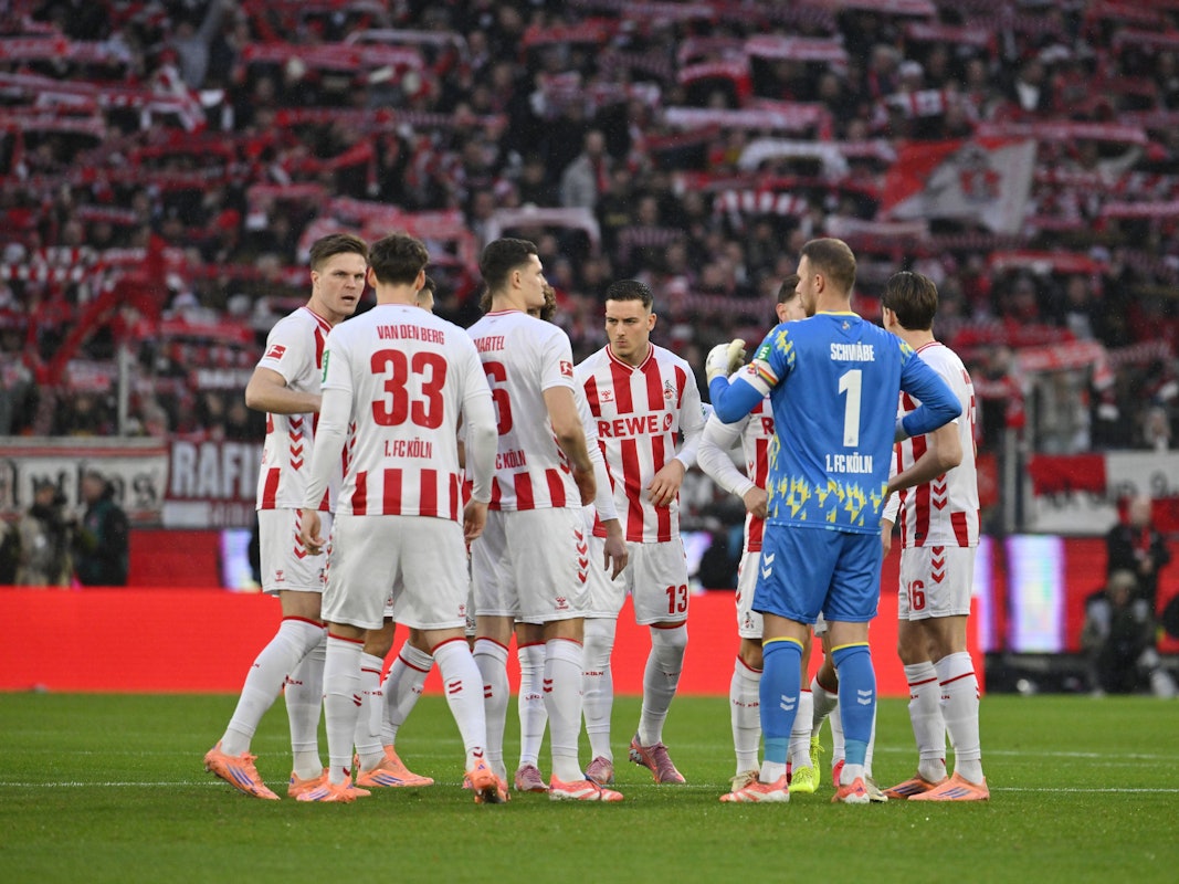 Der Kölner Spielerkreis vor dem Anpfiff.