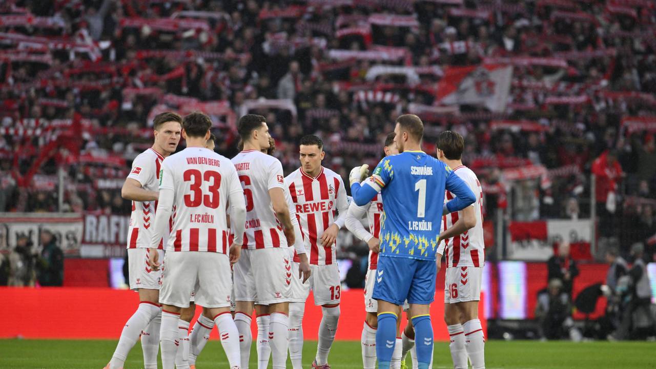 Der Kölner Spielerkreis vor dem Anpfiff.