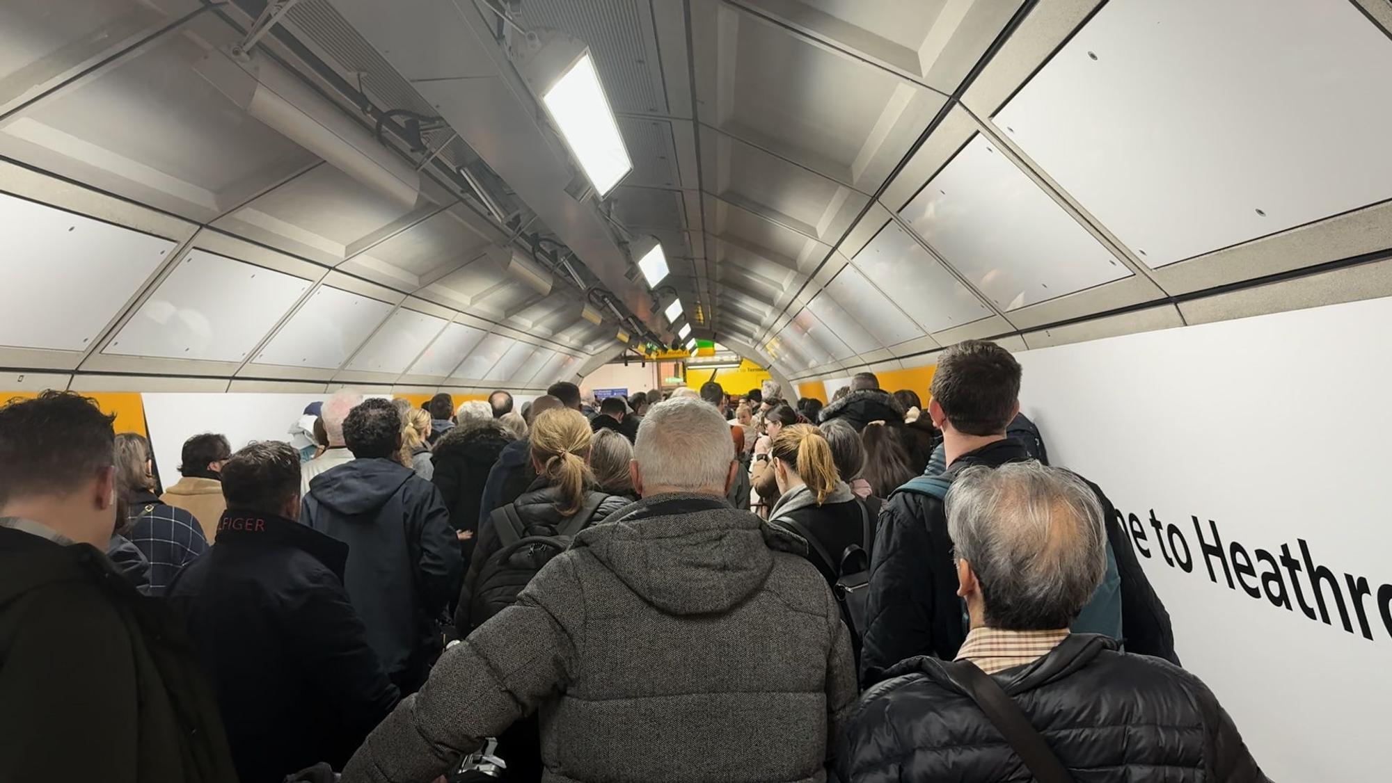 Ausschnitt aus einem PA-Video von Fahrgästen der Elizabeth Line, die nach einem Zwischenfall in einer überfüllten Warteschlange den Bahnhof Heathrow T2/3 verlassen wollen.