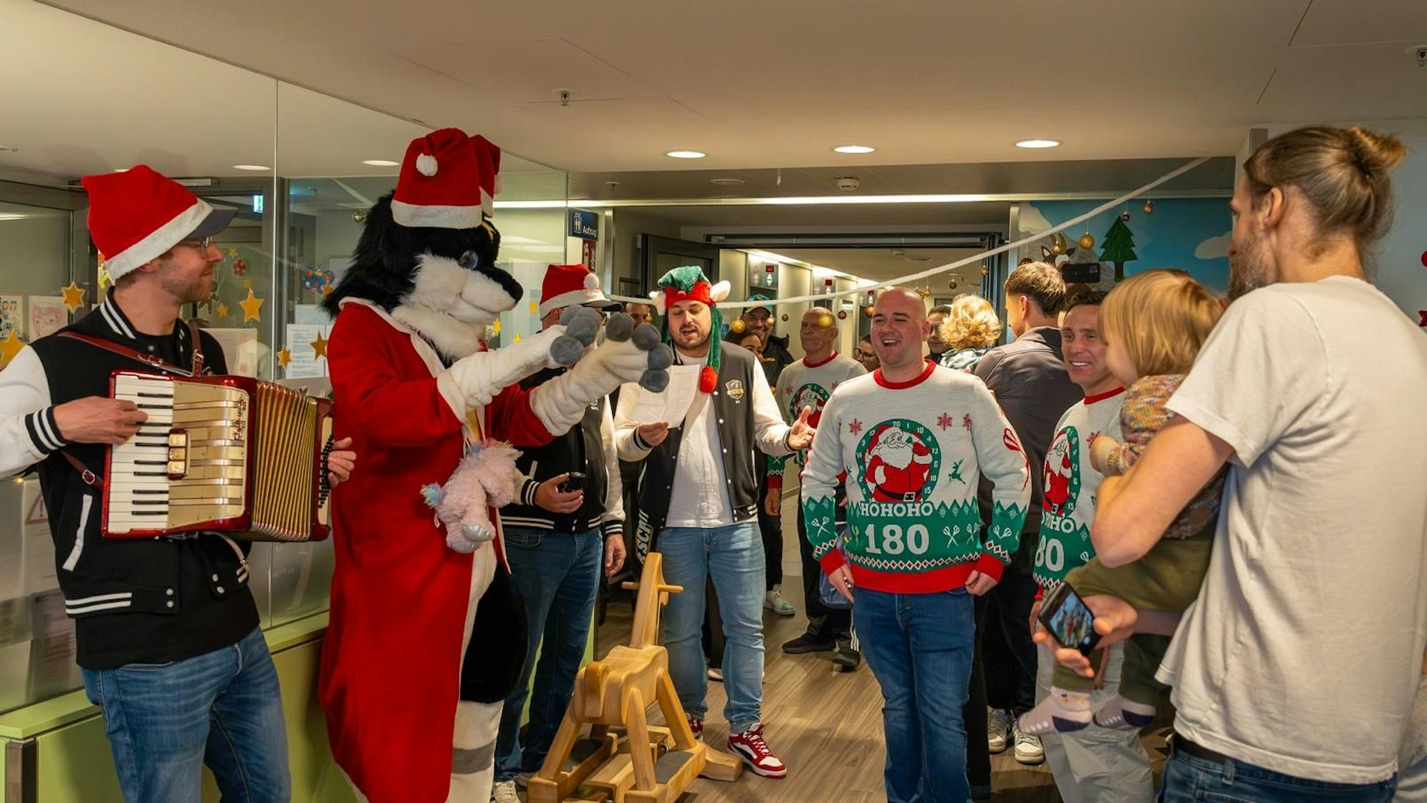 Laut aber Schief singt mit den Darts-Stars im Krankenhaus.