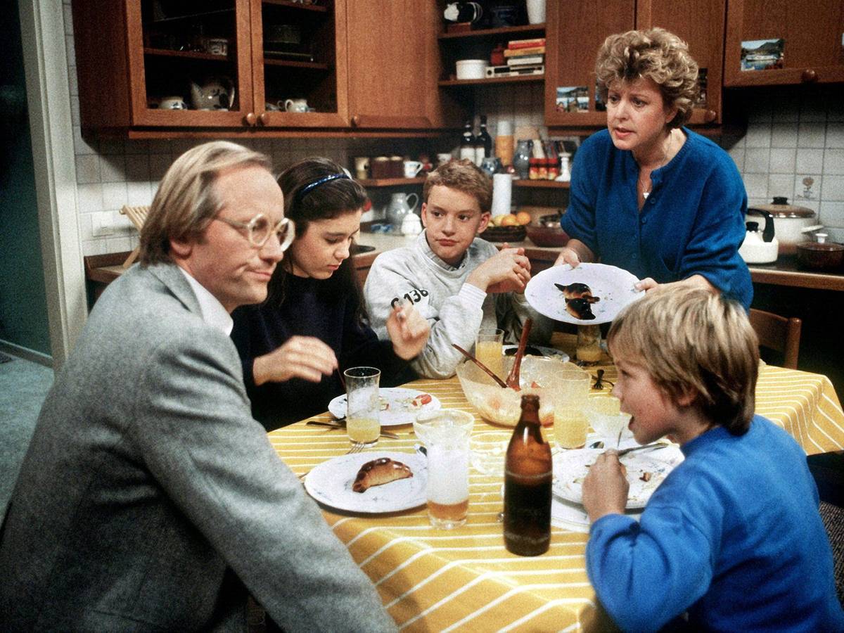 Ein Bild aus frühen „Lindenstraßen“-Tagen (Archivbild von 1986): Helga Beimer (Marie-Luise Marjan, hinten rechts) mit ihrem ersten Mann Hans (Joachim Hermann Luger, l) und ihren Kindern (l-r) Marion (Ina Bleiweiß), Benny (Christian Kahrmann) und Klausi (Moritz A. Sachs).