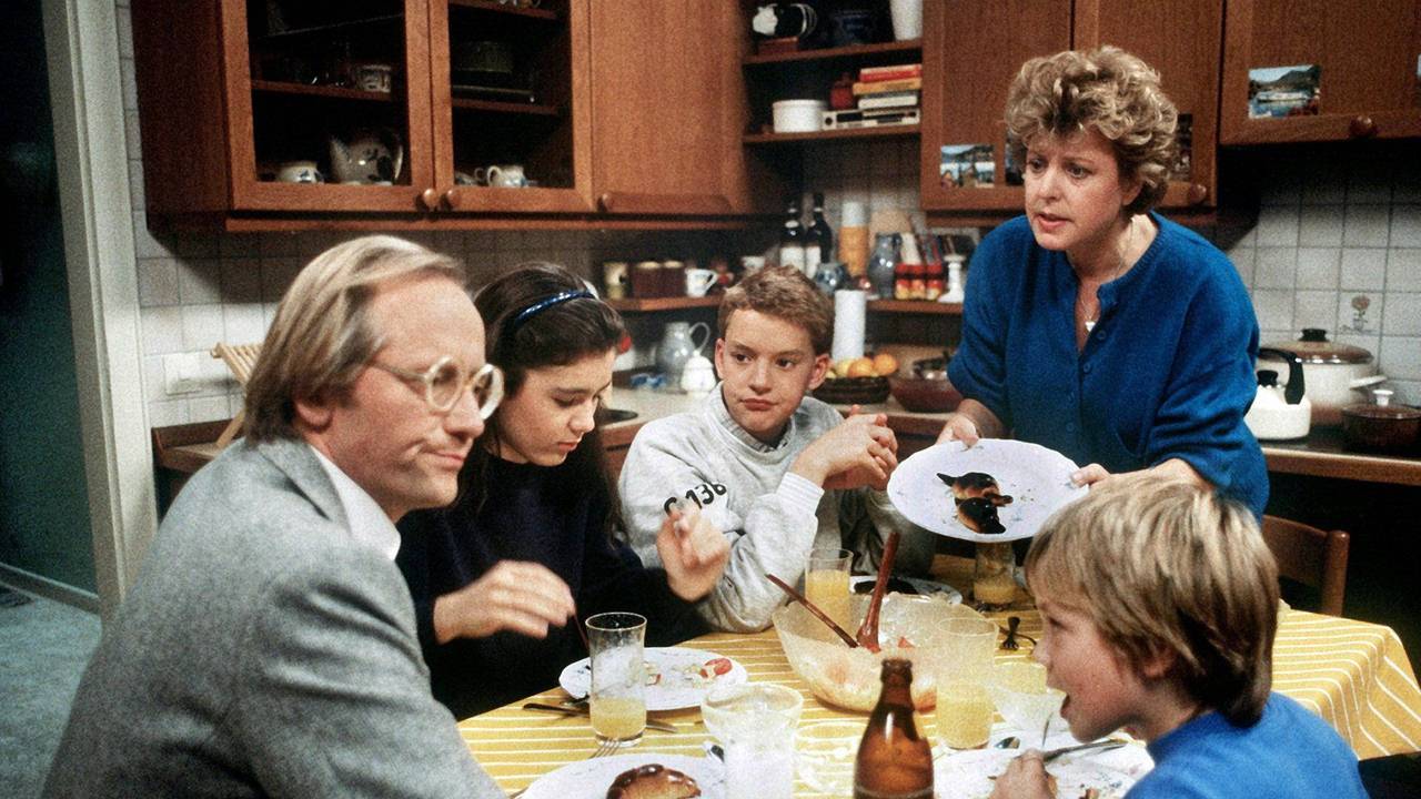 Ein Bild aus frühen „Lindenstraßen“-Tagen (Archivbild von 1986): Helga Beimer (Marie-Luise Marjan, hinten rechts) mit ihrem ersten Mann Hans (Joachim Hermann Luger, l) und ihren Kindern (l-r) Marion (Ina Bleiweiß), Benny (Christian Kahrmann) und Klausi (Moritz A. Sachs).