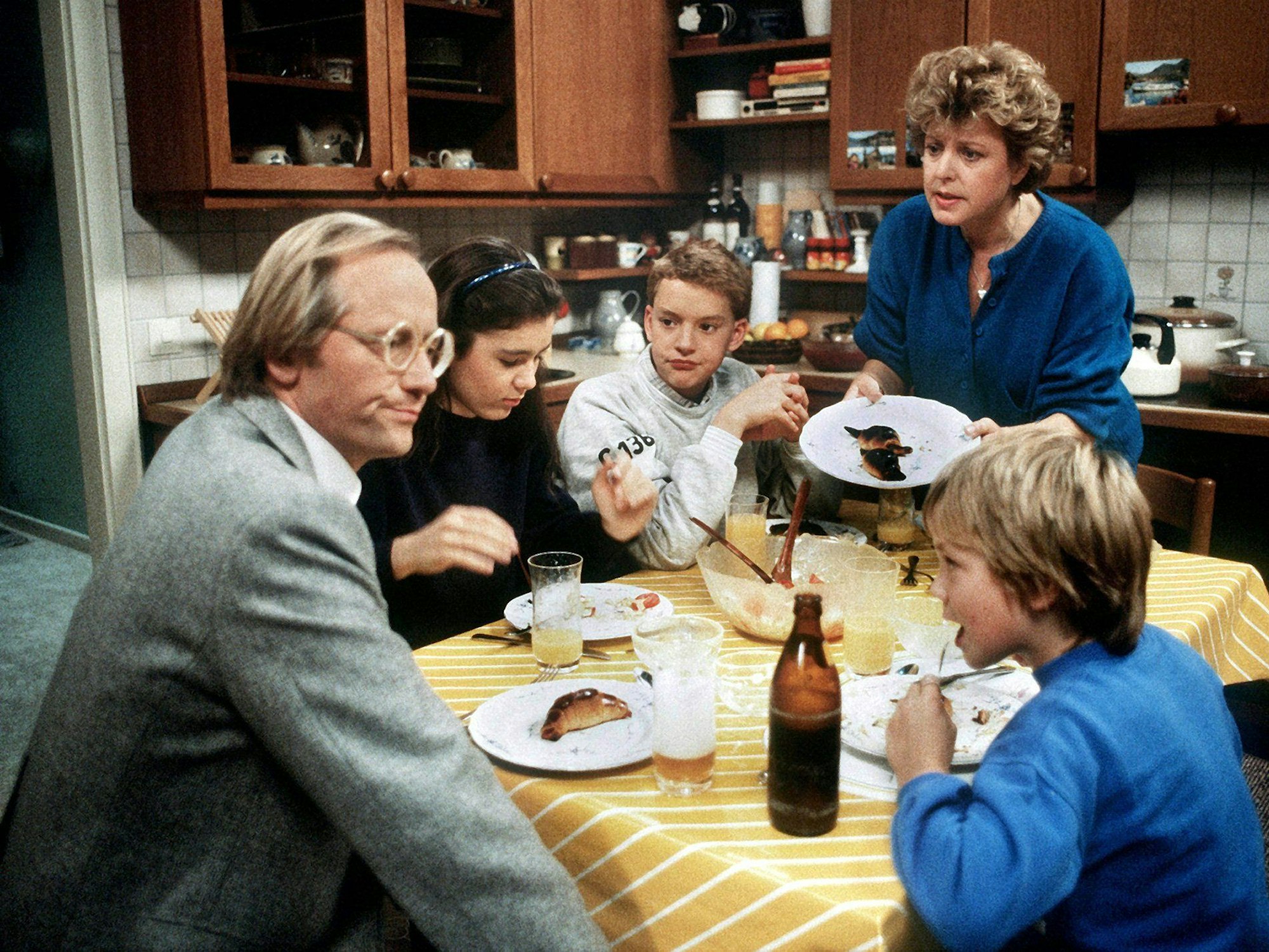 Ein Bild aus frühen „Lindenstraßen“-Tagen (Archivbild von 1986): Helga Beimer (Marie-Luise Marjan, hinten rechts) mit ihrem ersten Mann Hans (Joachim Hermann Luger, l) und ihren Kindern (l-r) Marion (Ina Bleiweiß), Benny (Christian Kahrmann) und Klausi (Moritz A. Sachs).