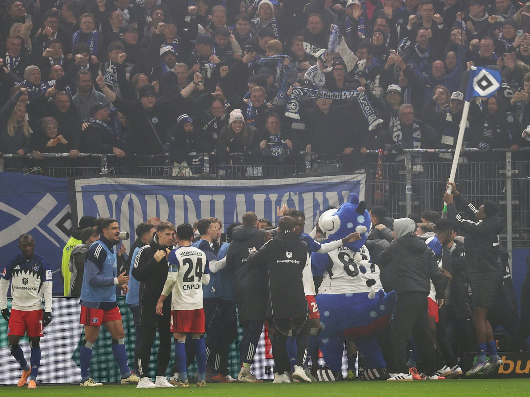 Die HSV-Profis jubeln über den Derbysieg.