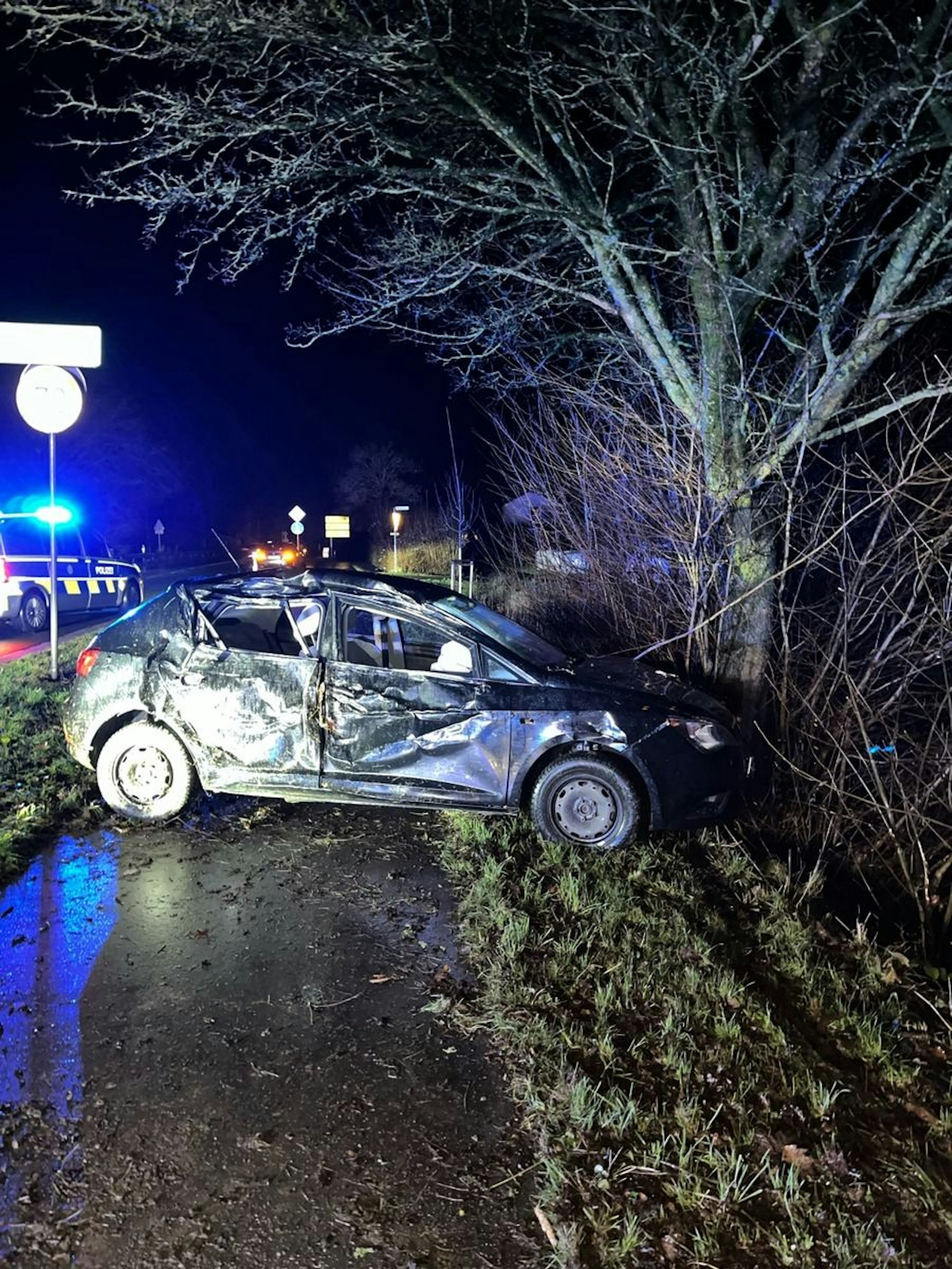 Auto prallt in Wipperfürth gegen zwei Bäume.