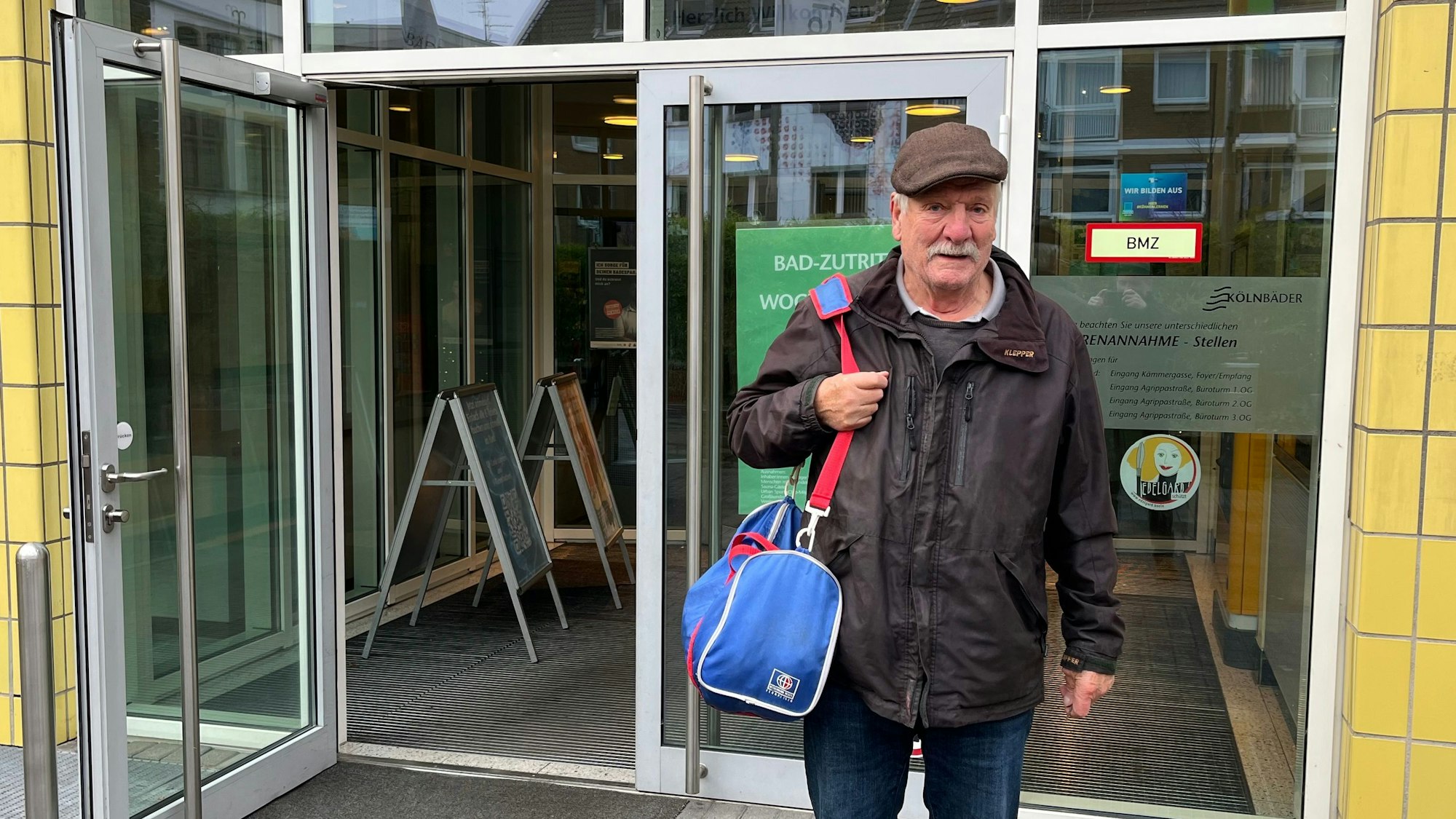 Hartmut Schergel (81) mit seiner Schwimmtasche vor dem Agrippabad.