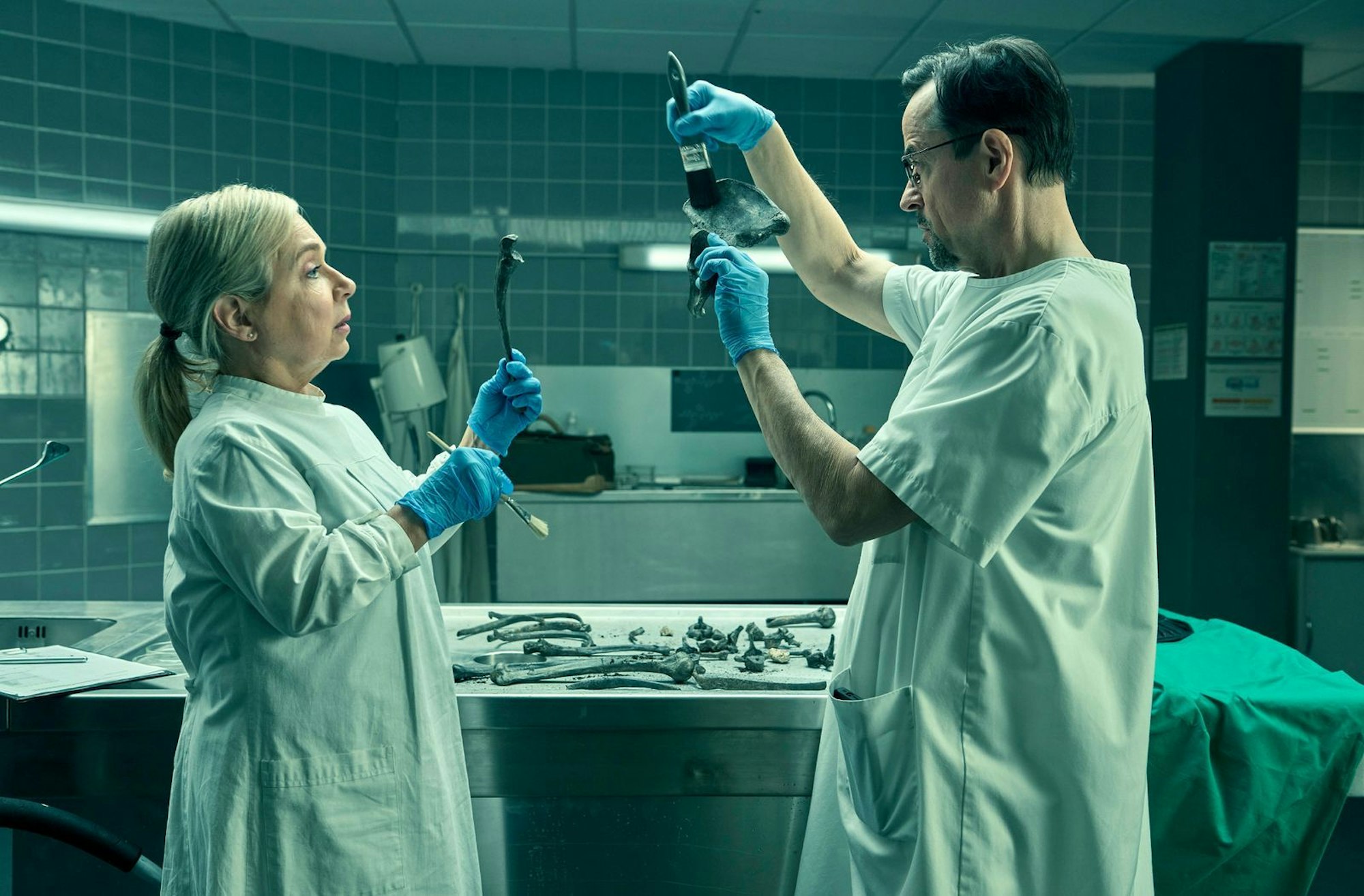 Um herauszufinden, wer nun wirklich das Fahrrad erfunden hat, exhumierten Silke Haller (ChrisTine Urspruch) und Professor Boerne (Jan Josef Liefers) eine Leiche. (Bild: WDR/Frank Dicks)