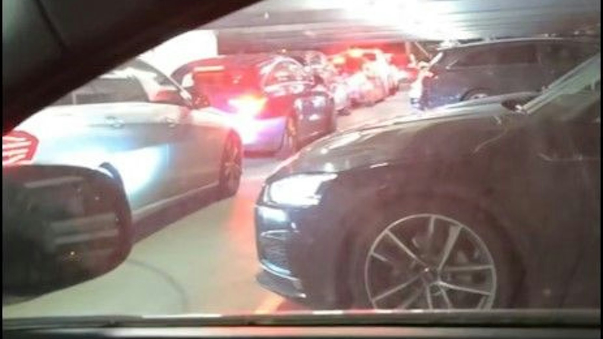 Autos stauen sich in einem Parkhaus.