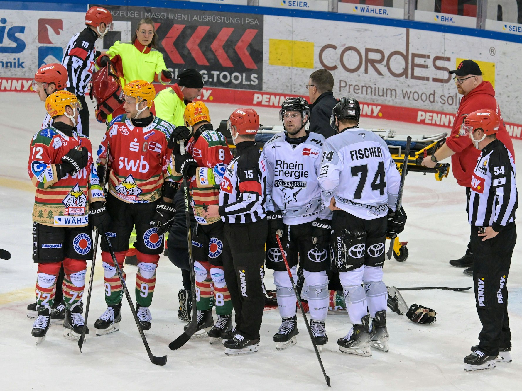 Nach dem Zwischenfall um Christian Wejse stellten sich Spieler und Schiedsrichter als Sichtschutz vor den stark blutenden Bremerhavener.