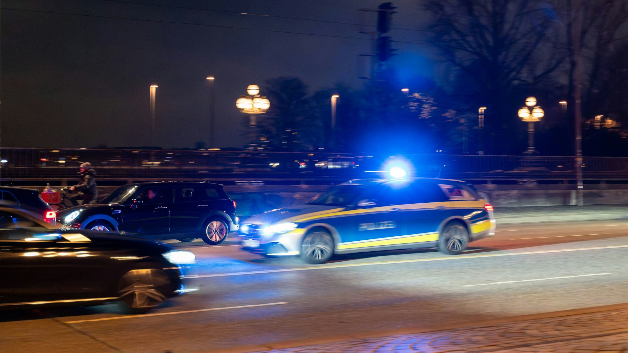 Polizeistreifenwagen mit Blaulicht bei Nacht in Hamburg.