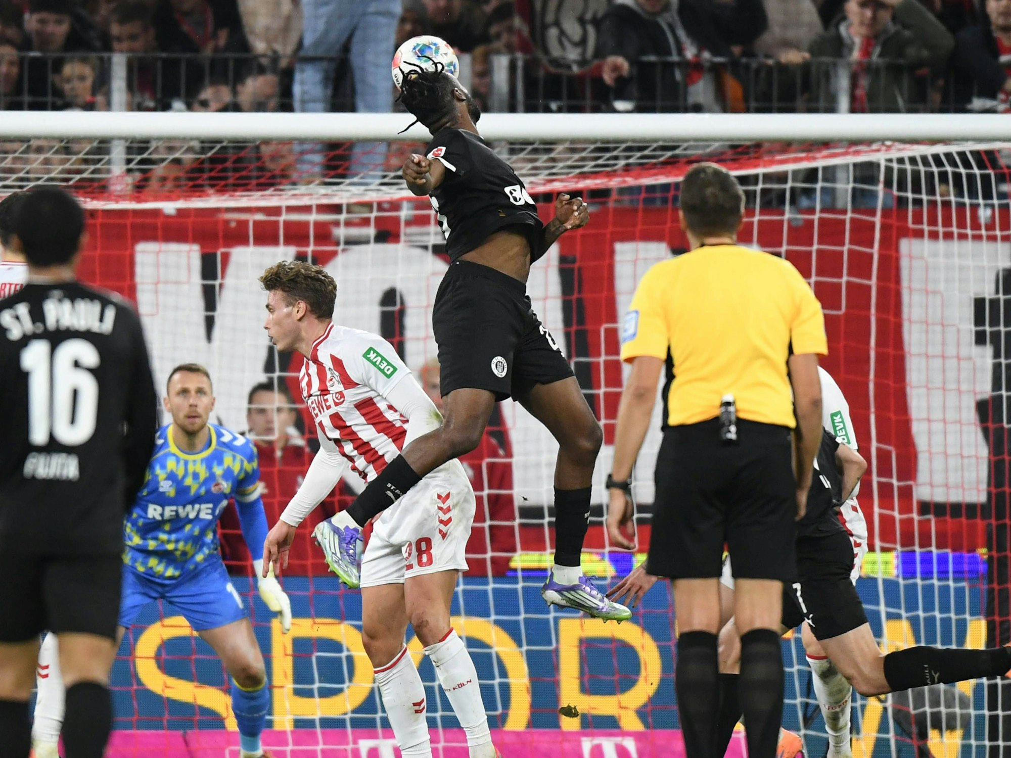 Ricky-Jade Jones trifft für Pauli gegen den FC.