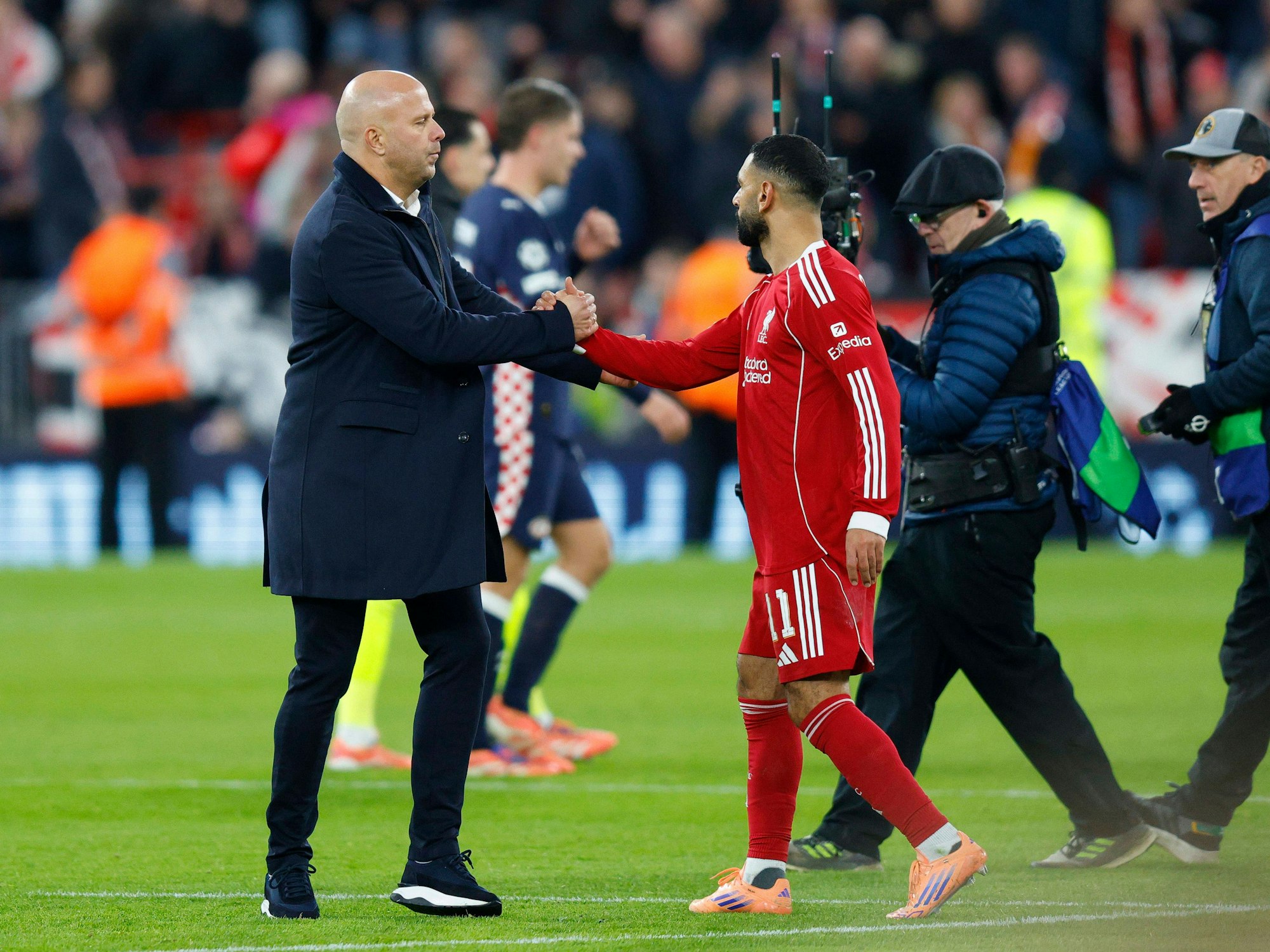 Unterkühlter Händedruck zwischen Arne Slot und Mo Salah.