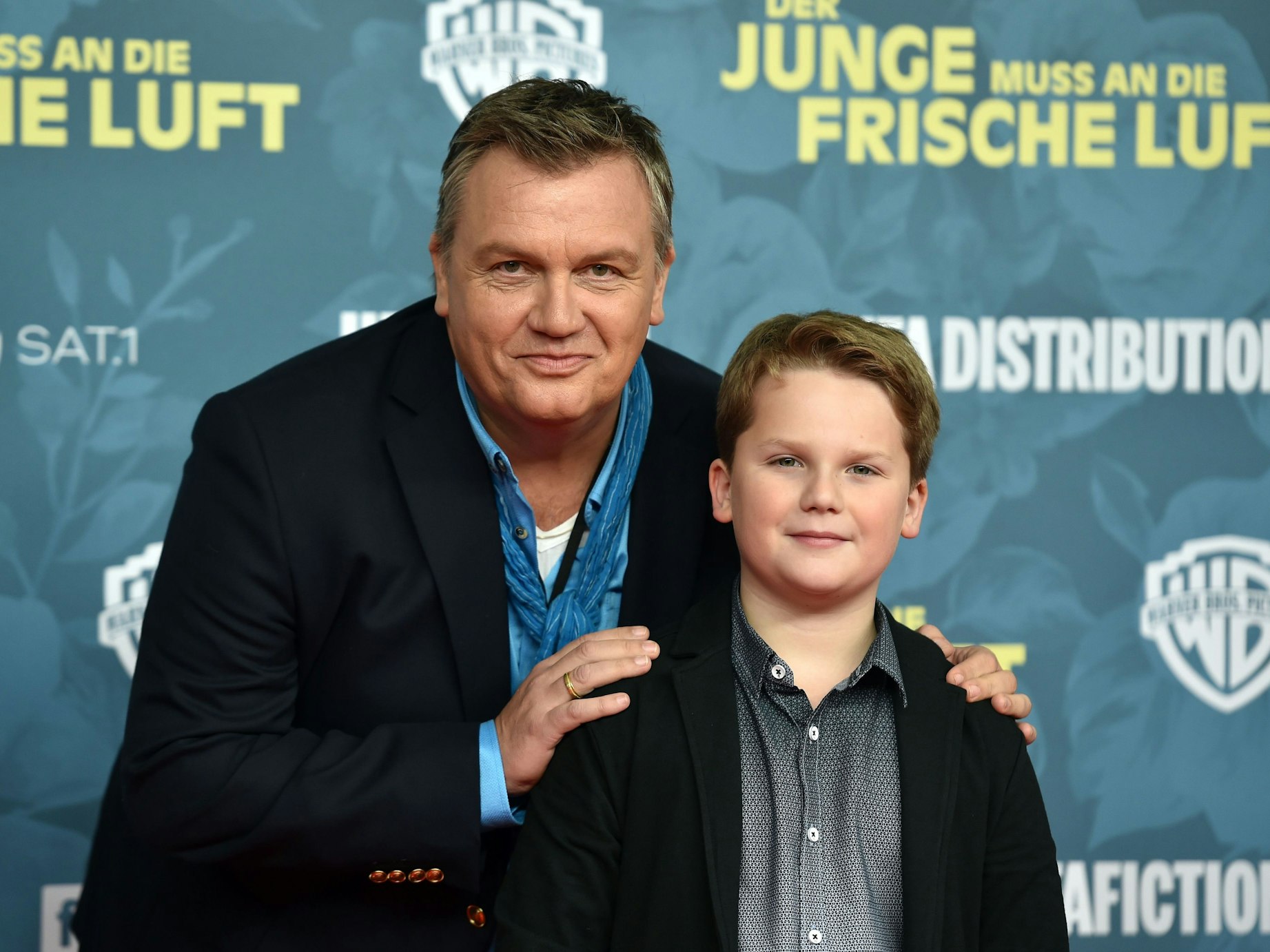 Entertainer Hape Kerkeling legt die Hände auf die Schultern von Julius Weckauf.