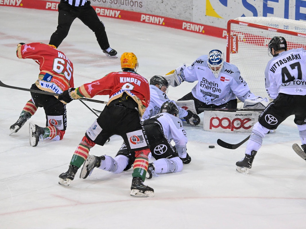 Bei dieser Szene verletzte sich Christian Wejse (l.) schwer am Ohr.