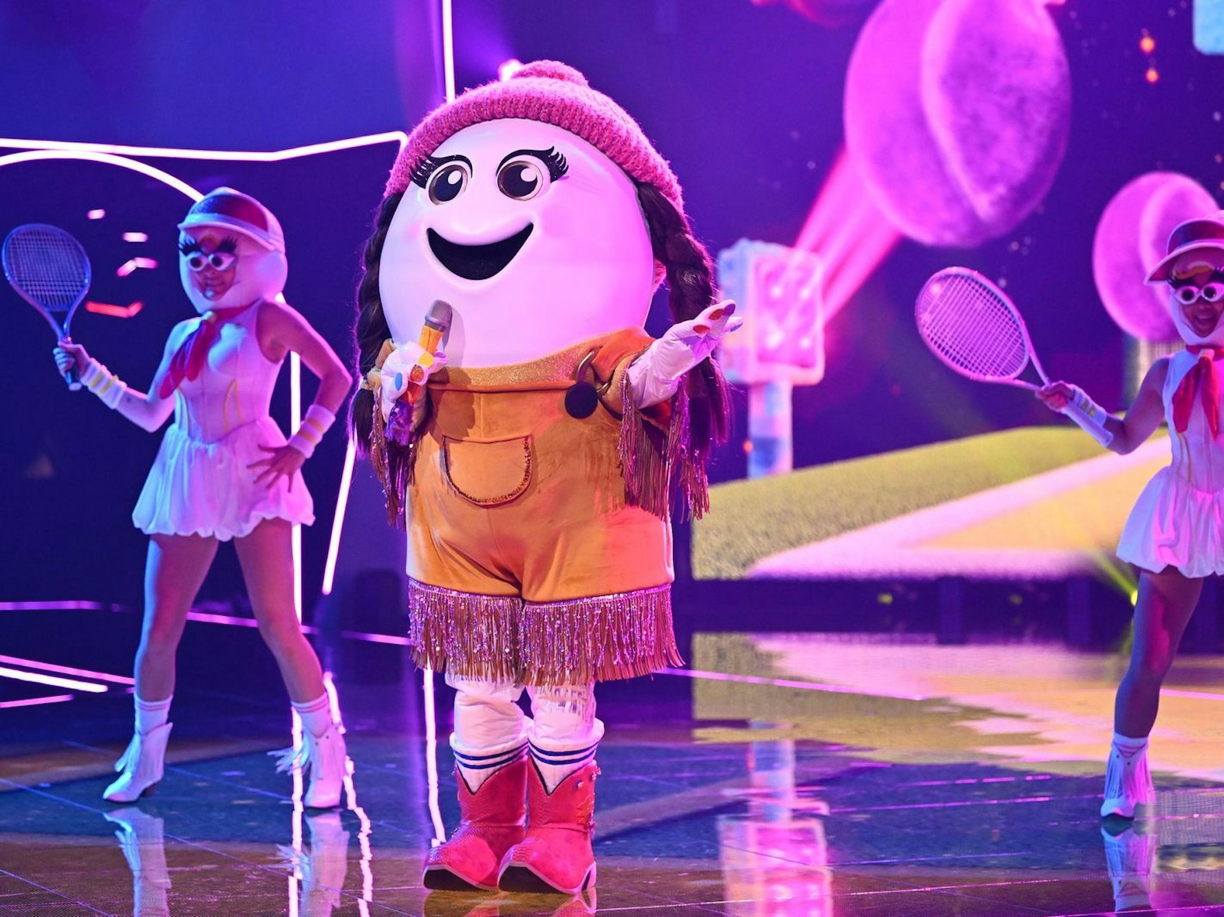 Bezüglich Eggi hat Verona Pooth die wildeste Theorie. Sie vermutete, dass sich zwei Promis - Amira Aly und Collien Fernandes - die Maske „teilen“ könnten. (Bild: Joyn/Wili Weber)