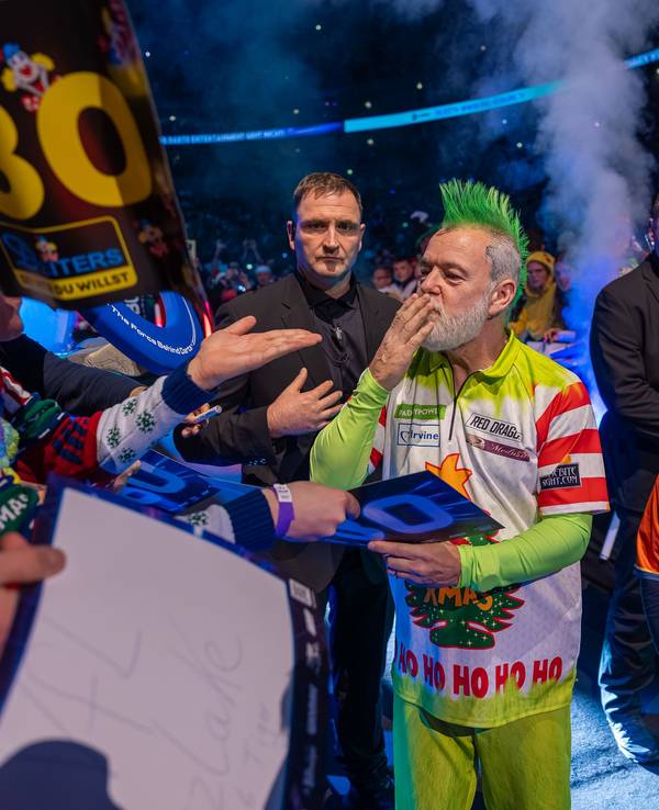 Peter Wright hatte sich passend zur Vorweihnachtszeit wieder in Schale geschmissen und wurde von den Fans gefeiert.
