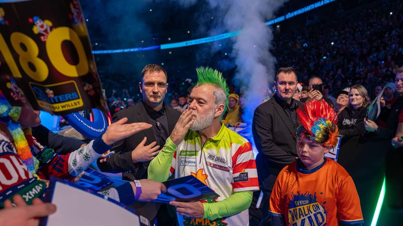 Peter Wright hatte sich passend zur Vorweihnachtszeit wieder in Schale geschmissen und wurde von den Fans gefeiert.