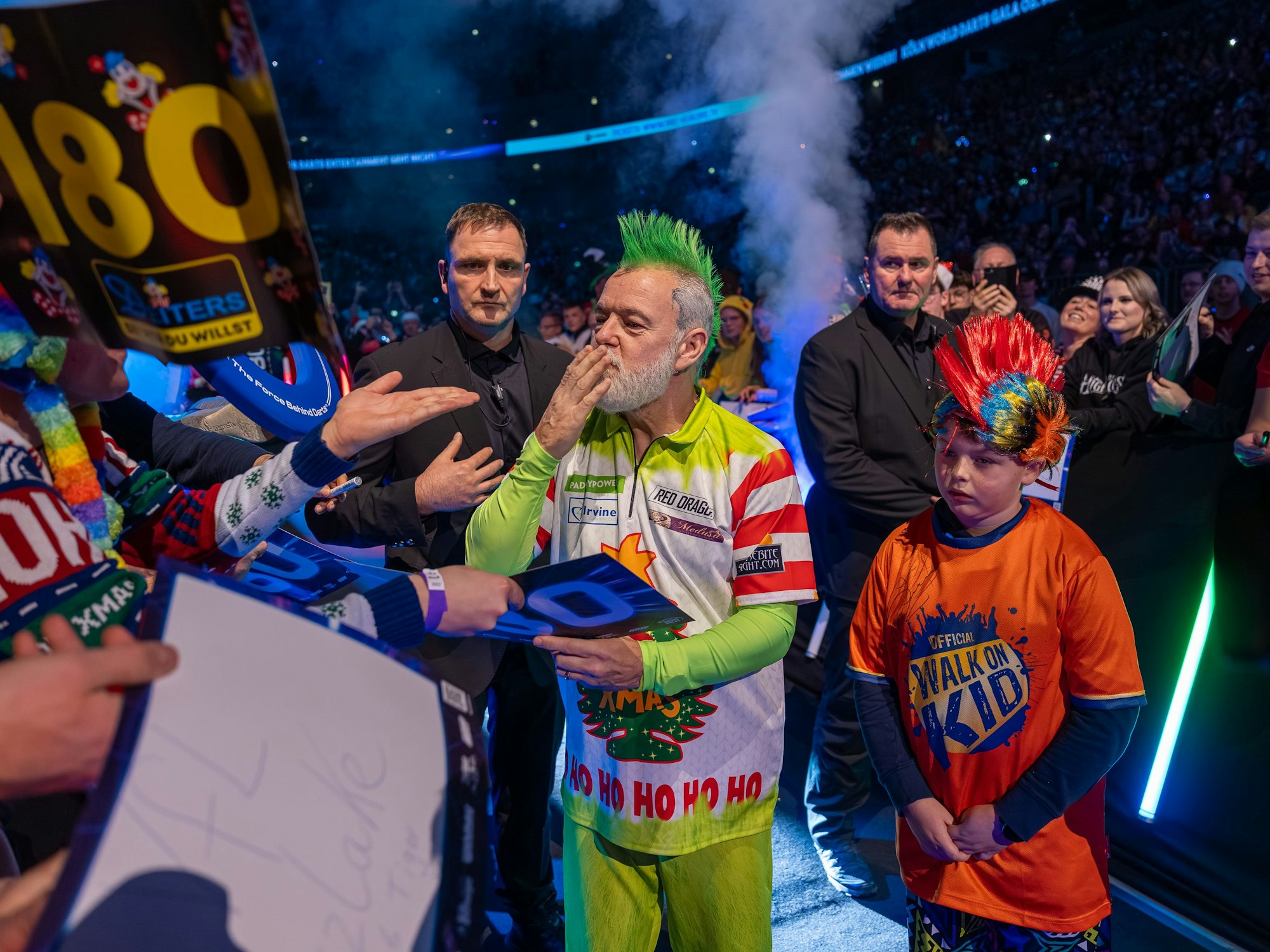 Peter Wright hatte sich passend zur Vorweihnachtszeit wieder in Schale geschmissen und wurde von den Fans gefeiert.